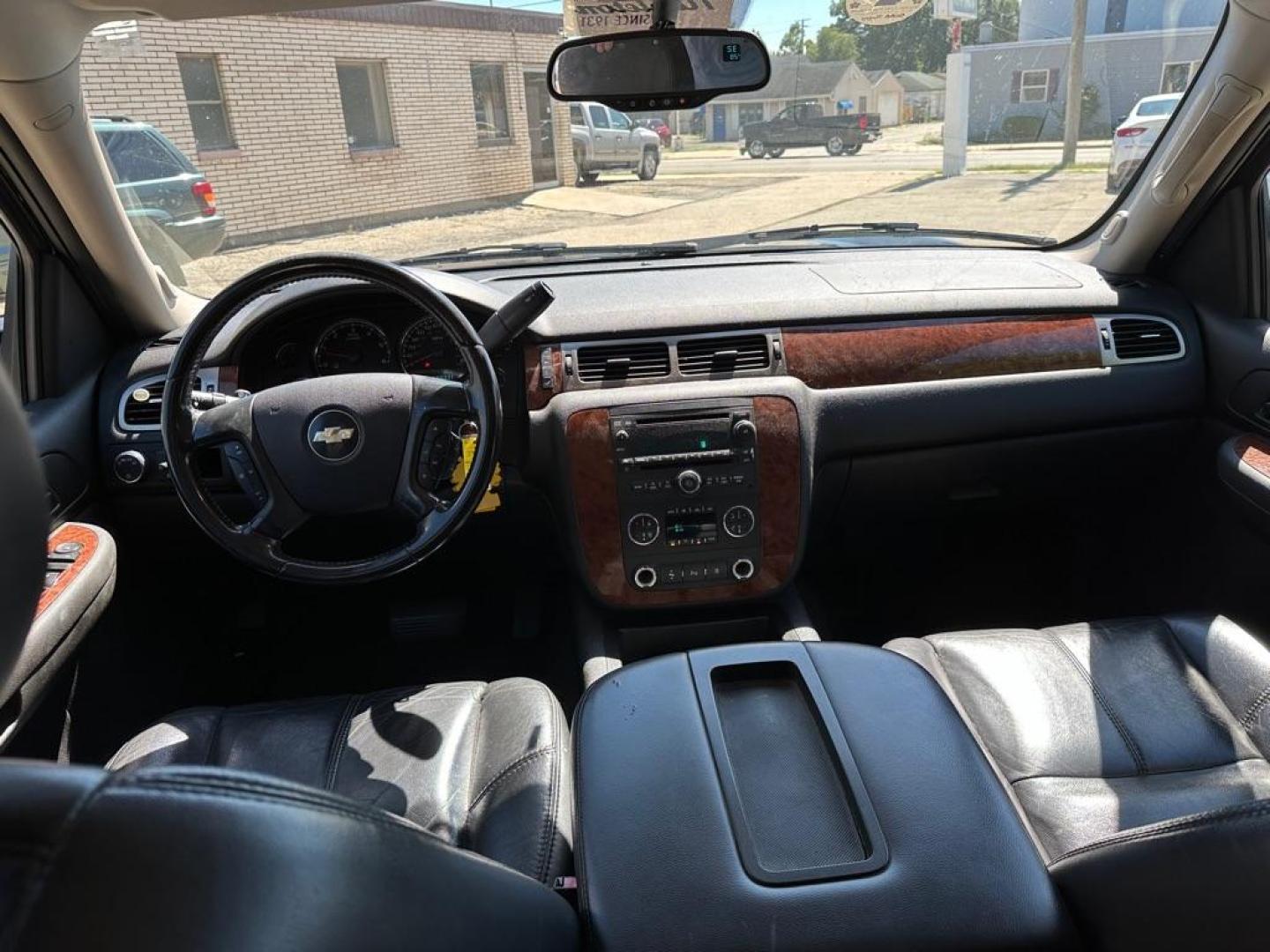 2007 BLACK CHEVROLET SUBURBAN 1500 (1GNFC16057J) with an 5.3L engine, Automatic transmission, located at 1708 Broadway, Rockford, IL, 61104, (815) 397-5010, 42.252522, -89.069359 - Photo#6