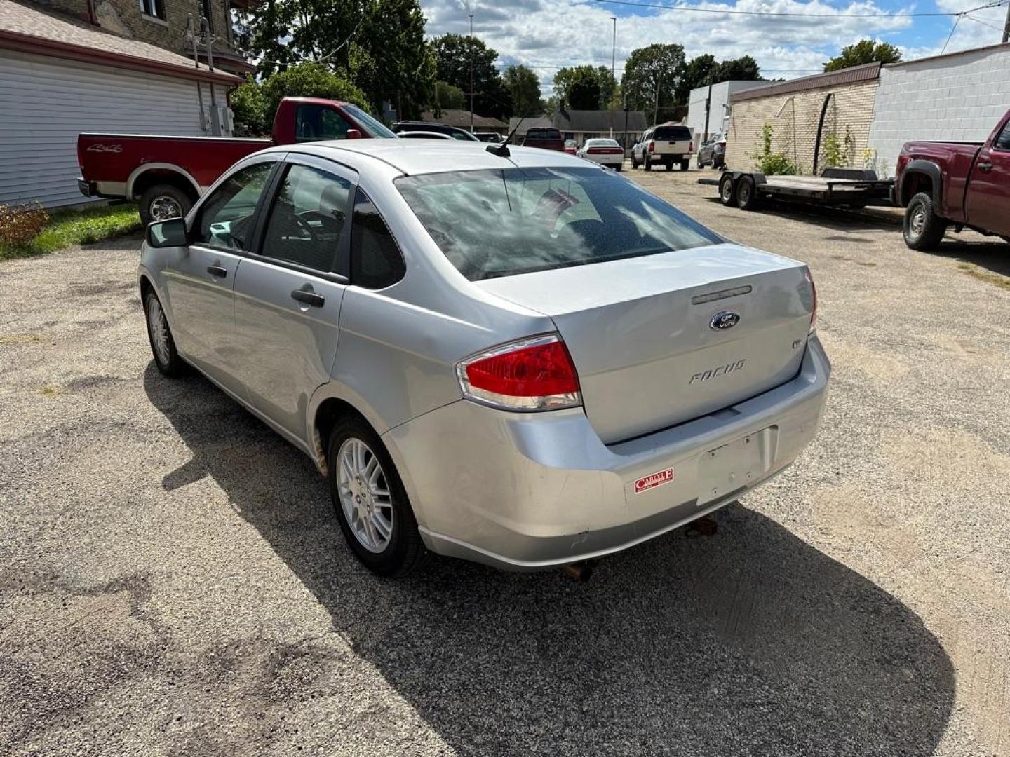 2010 SILVER FORD FOCUS SE (1FAHP3FN2AW) with an 2.0L engine, Automatic transmission, located at 1708 Broadway, Rockford, IL, 61104, (815) 397-5010, 42.252522, -89.069359 - Photo#3