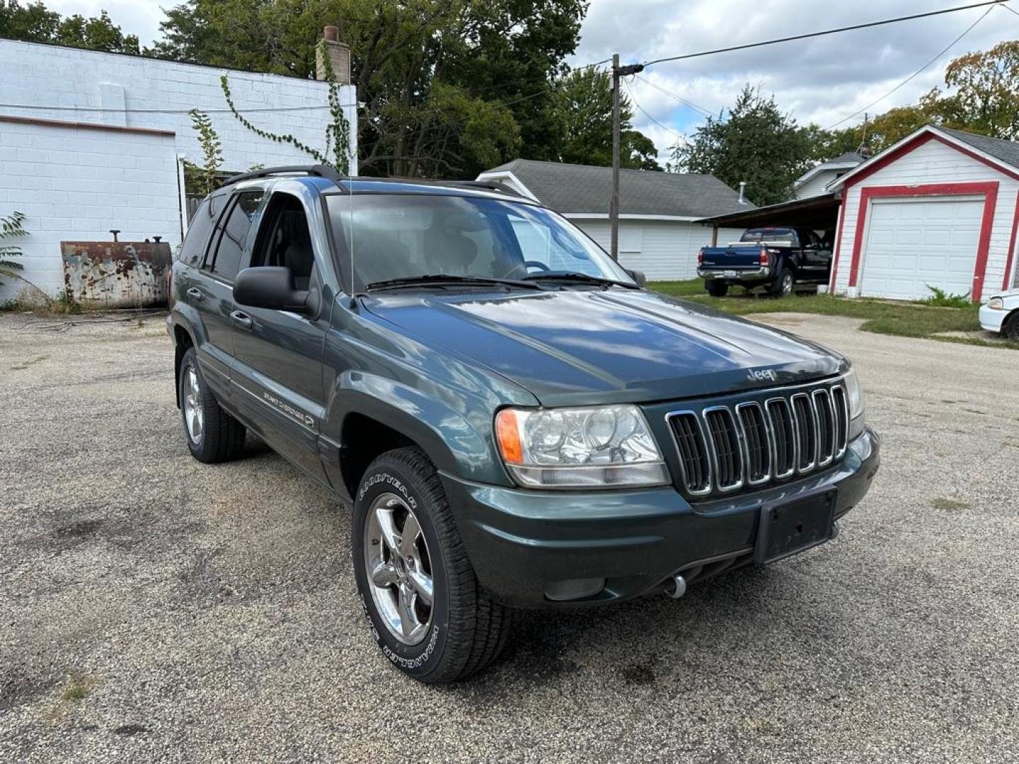 2002 GREEN JEEP GRAND CHEROKEE OVERLAND (1J8GW68JX2C) with an 4.7L engine, Automatic transmission, located at 1708 Broadway, Rockford, IL, 61104, (815) 397-5010, 42.252522, -89.069359 - Photo#1