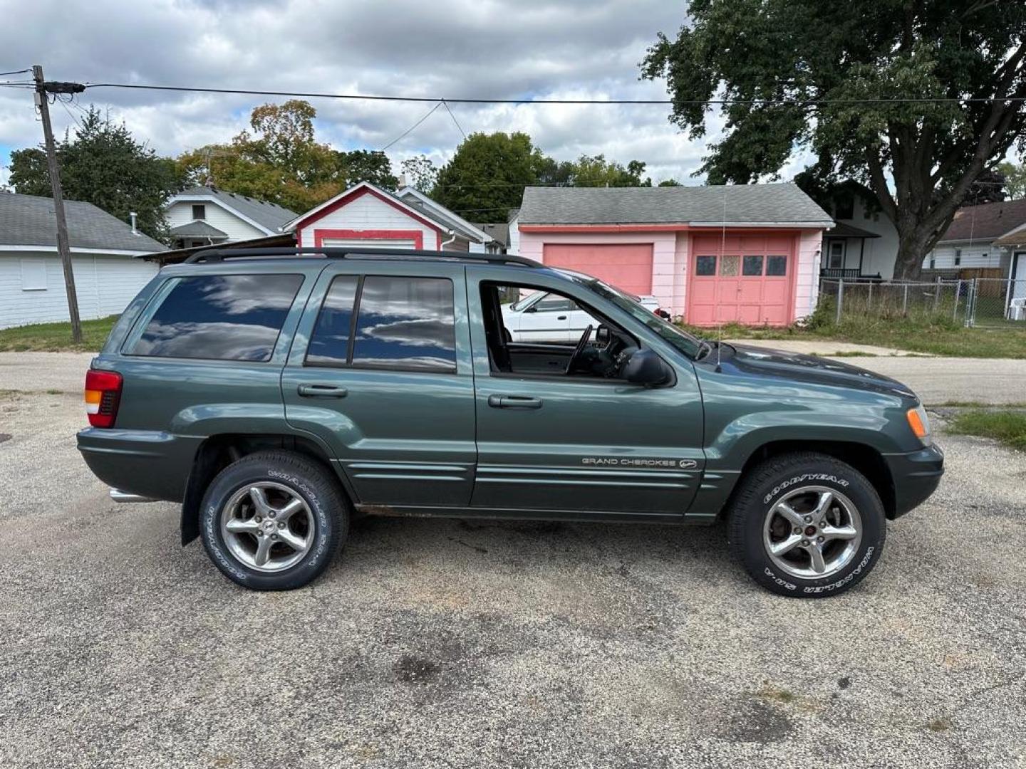 2002 GREEN JEEP GRAND CHEROKEE OVERLAND (1J8GW68JX2C) with an 4.7L engine, Automatic transmission, located at 1708 Broadway, Rockford, IL, 61104, (815) 397-5010, 42.252522, -89.069359 - Photo#2