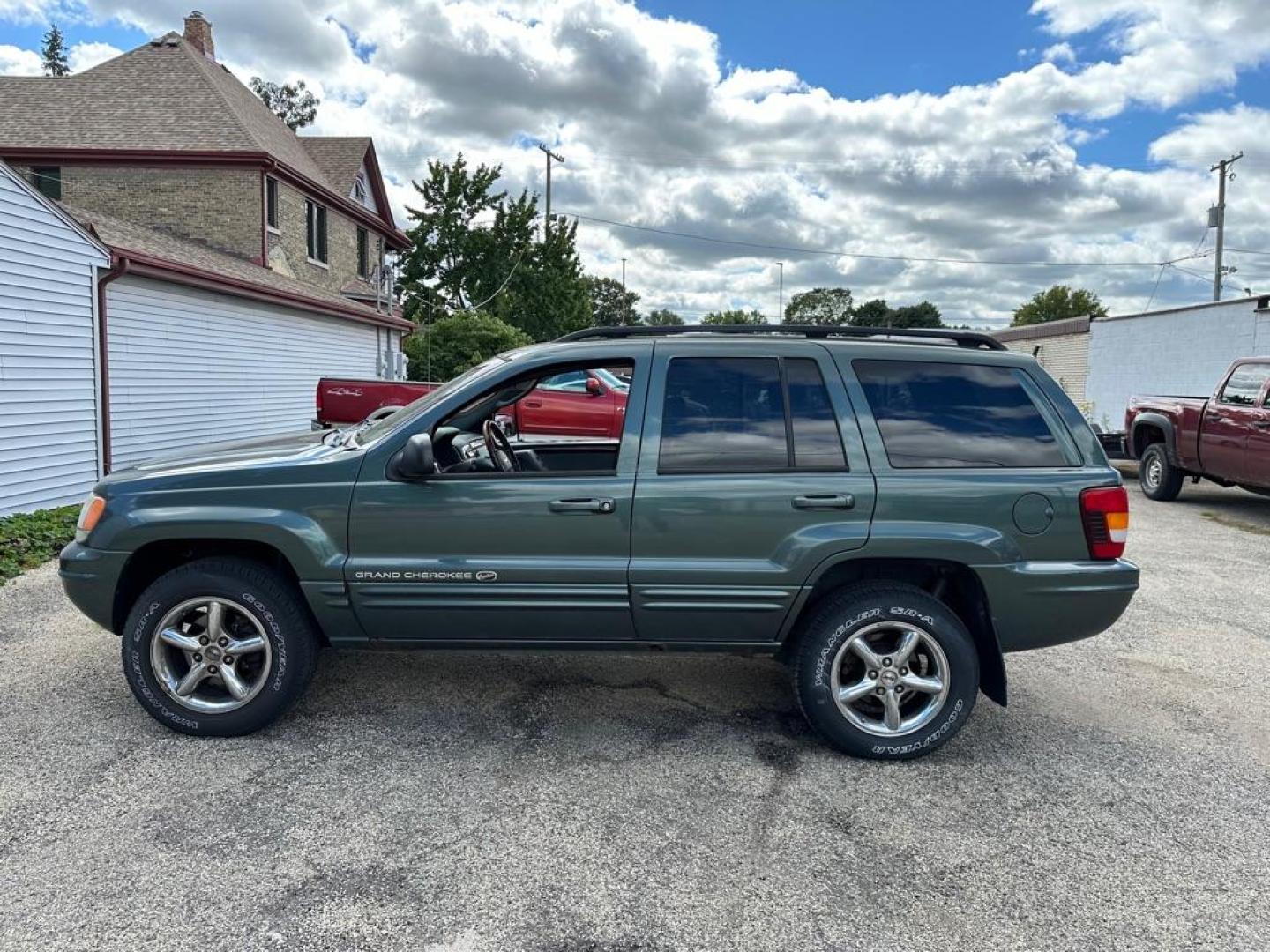 2002 GREEN JEEP GRAND CHEROKEE OVERLAND (1J8GW68JX2C) with an 4.7L engine, Automatic transmission, located at 1708 Broadway, Rockford, IL, 61104, (815) 397-5010, 42.252522, -89.069359 - Photo#5