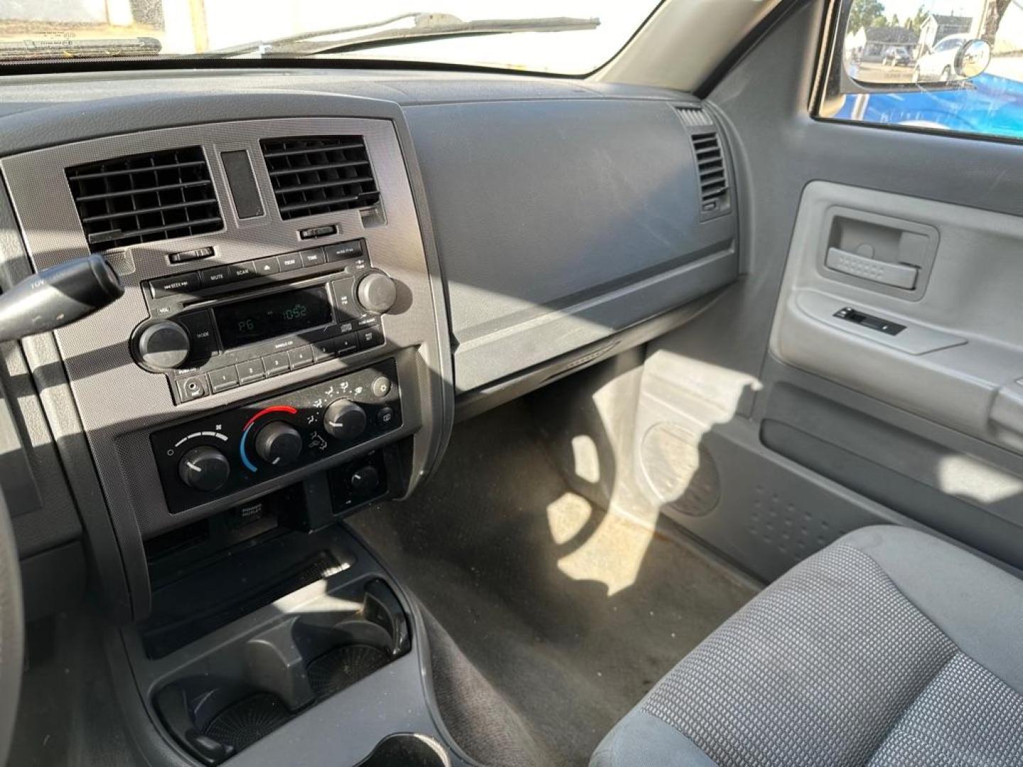 2007 SILVER DODGE DAKOTA QUAD SLT (1D7HW48K97S) with an 3.7L engine, Automatic transmission, located at 1708 Broadway, Rockford, IL, 61104, (815) 397-5010, 42.252522, -89.069359 - Photo#9