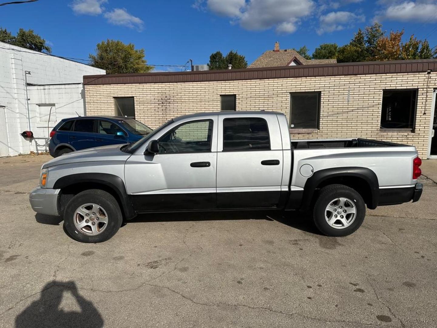 2007 SILVER DODGE DAKOTA QUAD SLT (1D7HW48K97S) with an 3.7L engine, Automatic transmission, located at 1708 Broadway, Rockford, IL, 61104, (815) 397-5010, 42.252522, -89.069359 - Photo#1