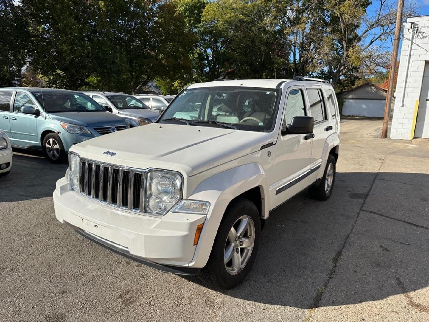 2008 WHITE JEEP LIBERTY LIMITED (1J8GN58K98W) with an 3.7L engine, Automatic transmission, located at 1708 Broadway, Rockford, IL, 61104, (815) 397-5010, 42.252522, -89.069359 - Photo#0