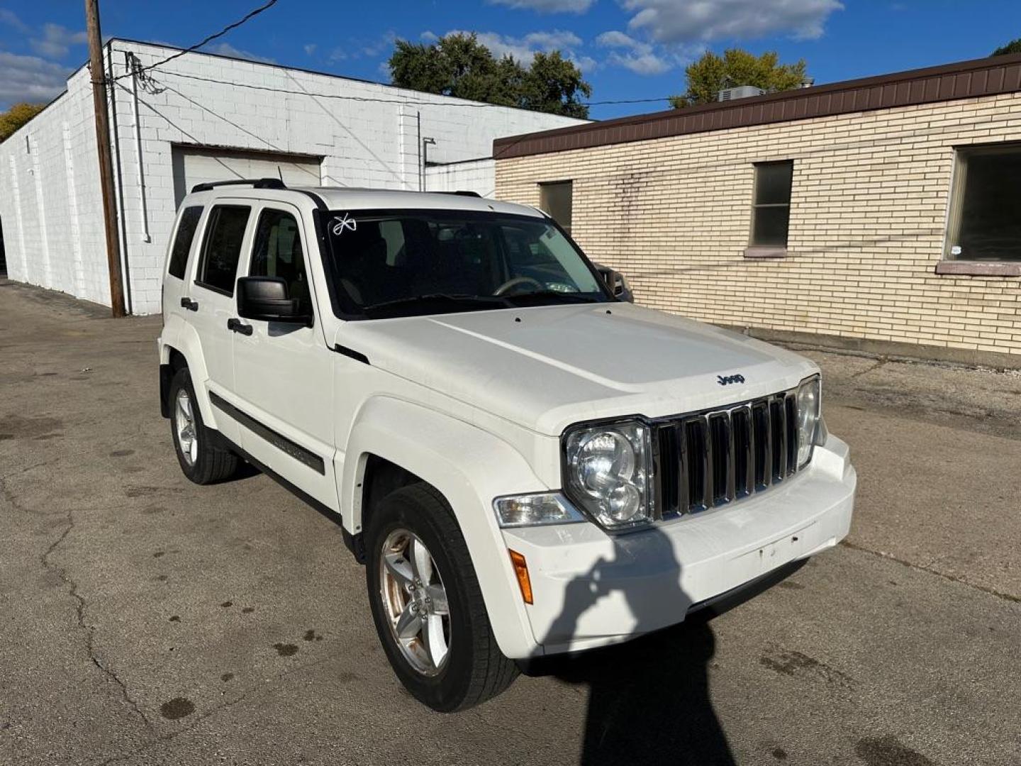 2008 WHITE JEEP LIBERTY LIMITED (1J8GN58K98W) with an 3.7L engine, Automatic transmission, located at 1708 Broadway, Rockford, IL, 61104, (815) 397-5010, 42.252522, -89.069359 - Photo#2