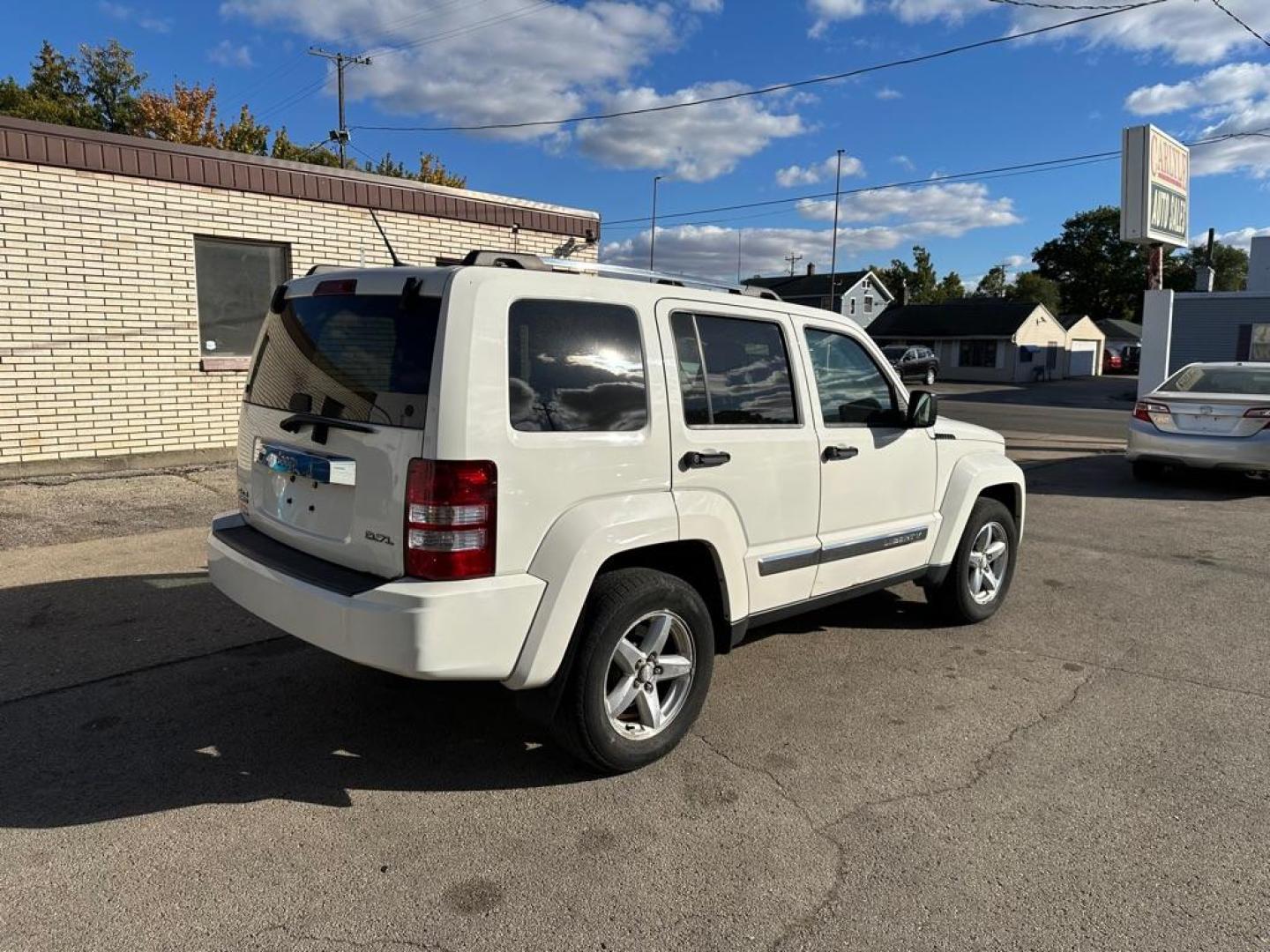 2008 WHITE JEEP LIBERTY LIMITED (1J8GN58K98W) with an 3.7L engine, Automatic transmission, located at 1708 Broadway, Rockford, IL, 61104, (815) 397-5010, 42.252522, -89.069359 - Photo#4