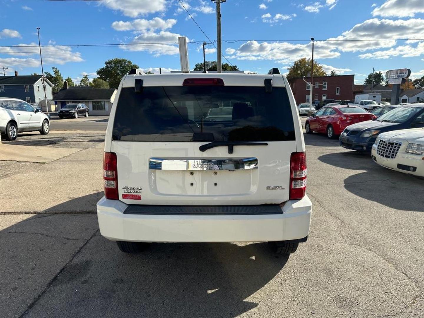 2008 WHITE JEEP LIBERTY LIMITED (1J8GN58K98W) with an 3.7L engine, Automatic transmission, located at 1708 Broadway, Rockford, IL, 61104, (815) 397-5010, 42.252522, -89.069359 - Photo#5