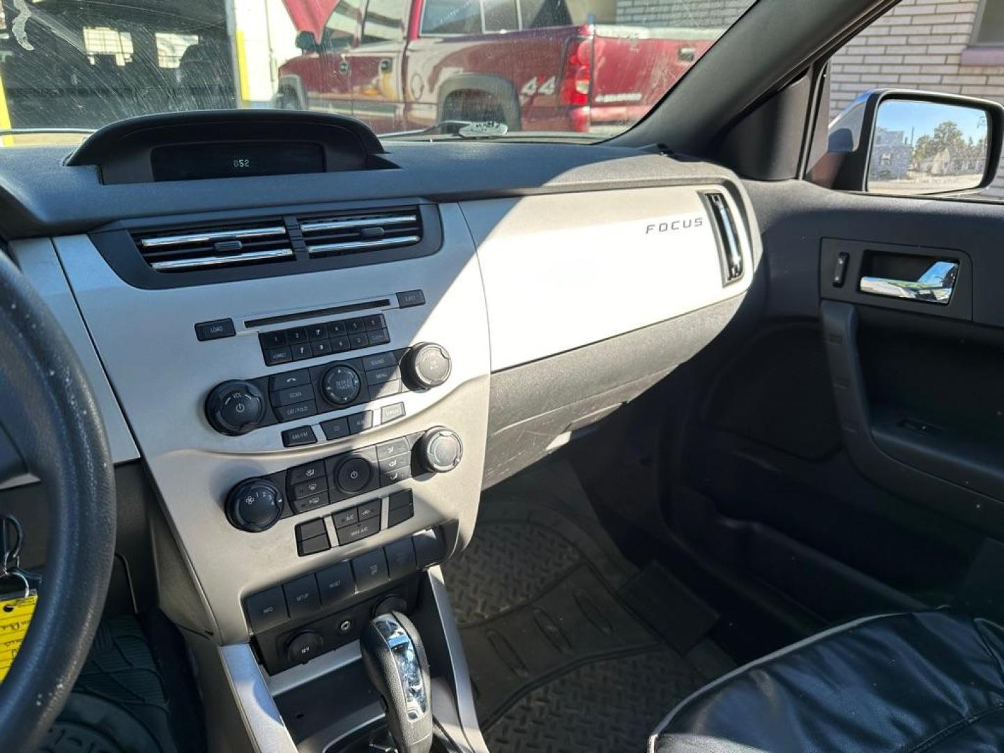 2008 BLUE FORD FOCUS SE (1FAHP35N68W) with an 2.0L engine, Automatic transmission, located at 1708 Broadway, Rockford, IL, 61104, (815) 397-5010, 42.252522, -89.069359 - Photo#10