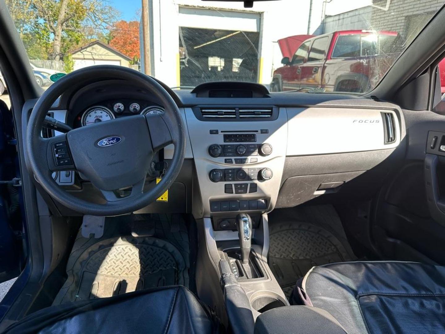 2008 BLUE FORD FOCUS SE (1FAHP35N68W) with an 2.0L engine, Automatic transmission, located at 1708 Broadway, Rockford, IL, 61104, (815) 397-5010, 42.252522, -89.069359 - Photo#8