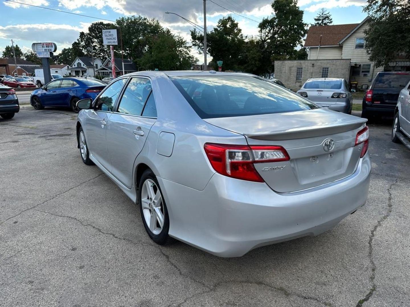 2012 SILVER TOYOTA CAMRY BASE (4T1BF1FK3CU) with an 2.5L engine, Automatic transmission, located at 1708 Broadway, Rockford, IL, 61104, (815) 397-5010, 42.252522, -89.069359 - Photo#4