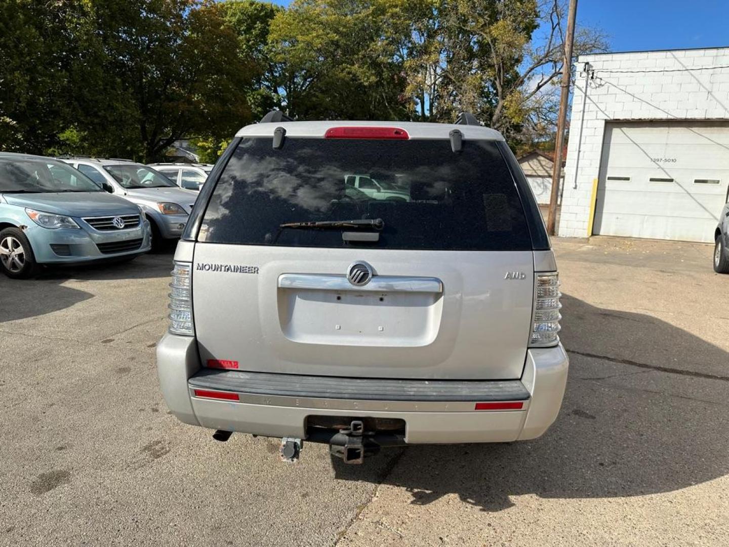 2008 SILVER MERCURY MOUNTAINEER LUXURY (4M2EU47E28U) with an 4.0L engine, Automatic transmission, located at 1708 Broadway, Rockford, IL, 61104, (815) 397-5010, 42.252522, -89.069359 - Photo#5