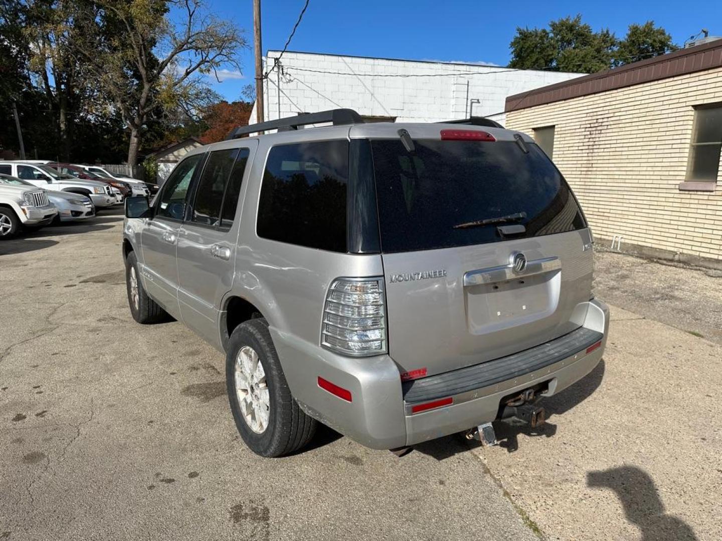 2008 SILVER MERCURY MOUNTAINEER LUXURY (4M2EU47E28U) with an 4.0L engine, Automatic transmission, located at 1708 Broadway, Rockford, IL, 61104, (815) 397-5010, 42.252522, -89.069359 - Photo#6