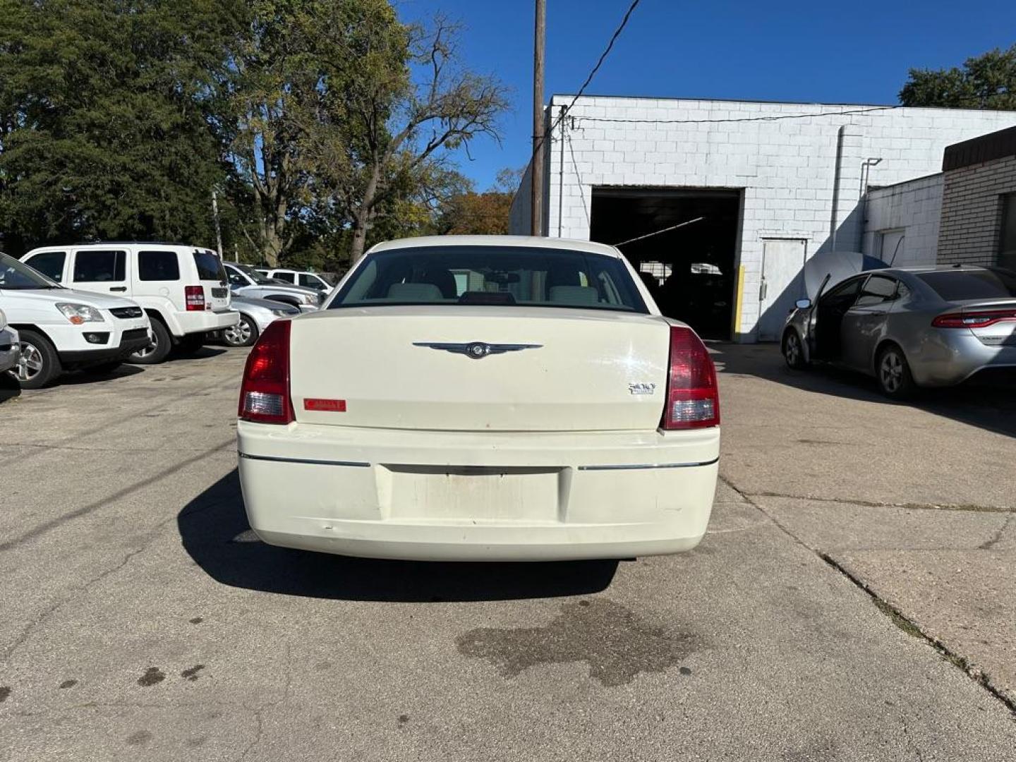 2005 WHITE CHRYSLER 300 TOURING (2C3JA53G25H) with an 3.5L engine, Automatic transmission, located at 1708 Broadway, Rockford, IL, 61104, (815) 397-5010, 42.252522, -89.069359 - Photo#4