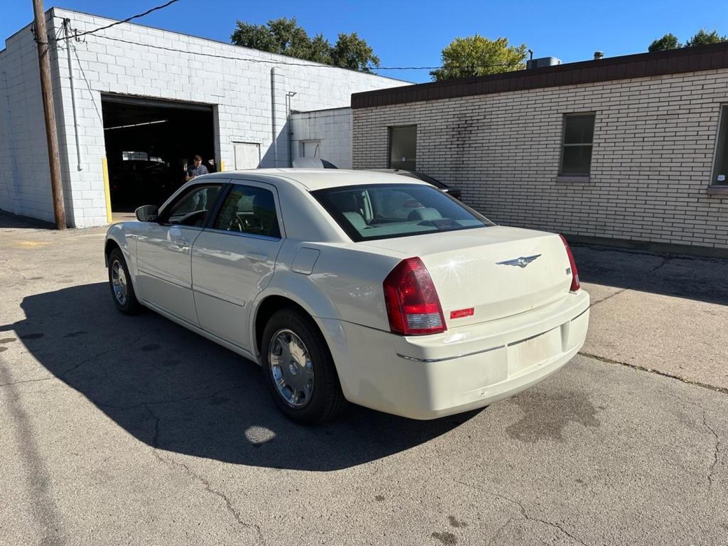 2005 WHITE CHRYSLER 300 TOURING (2C3JA53G25H) with an 3.5L engine, Automatic transmission, located at 1708 Broadway, Rockford, IL, 61104, (815) 397-5010, 42.252522, -89.069359 - Photo#5