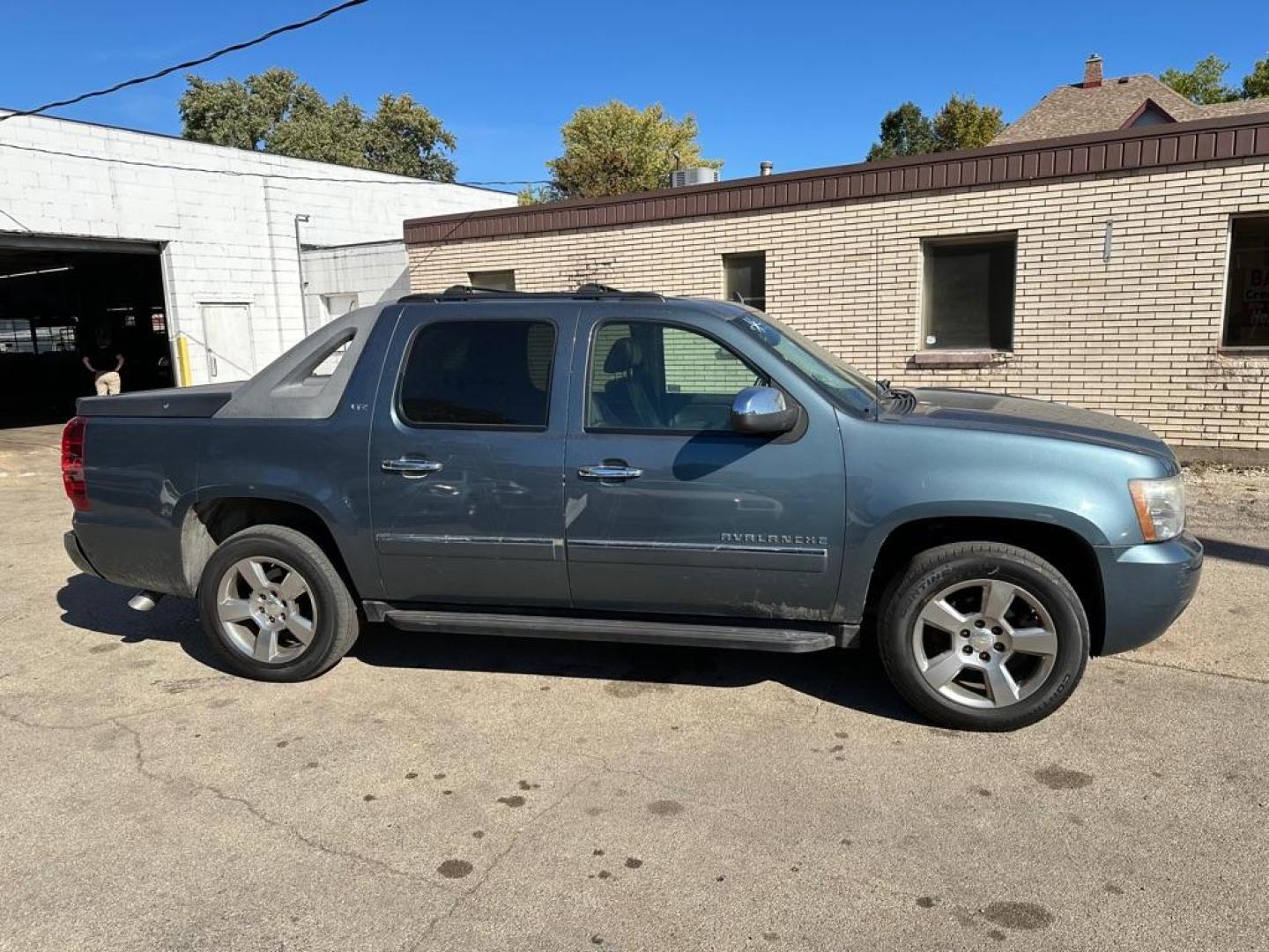 2011 BLUE CHEVROLET AVALANCHE LTZ (3GNTKGE36BG) with an 5.3L engine, Automatic transmission, located at 1708 Broadway, Rockford, IL, 61104, (815) 397-5010, 42.252522, -89.069359 - Photo#2