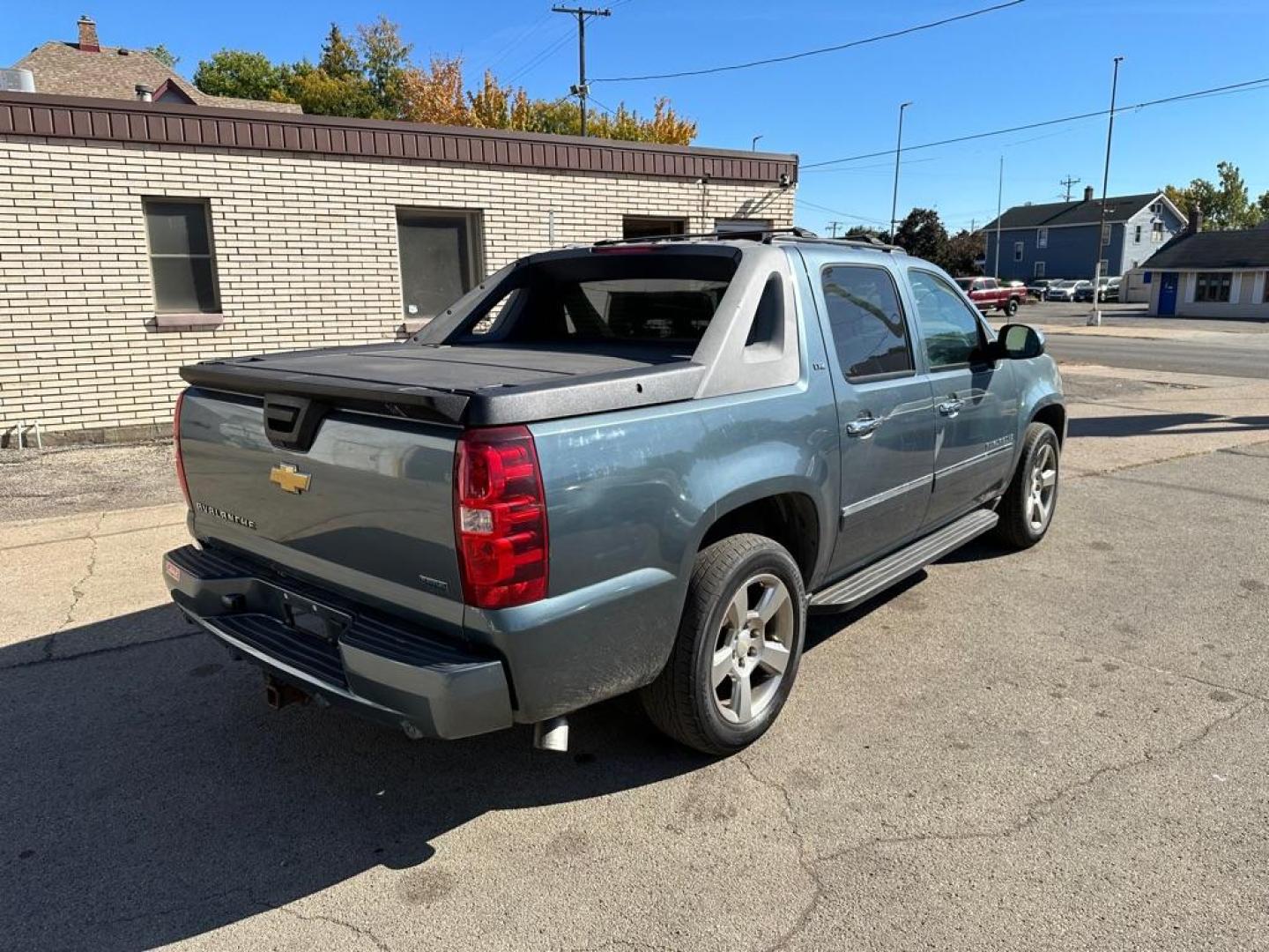 2011 BLUE CHEVROLET AVALANCHE LTZ (3GNTKGE36BG) with an 5.3L engine, Automatic transmission, located at 1708 Broadway, Rockford, IL, 61104, (815) 397-5010, 42.252522, -89.069359 - Photo#3