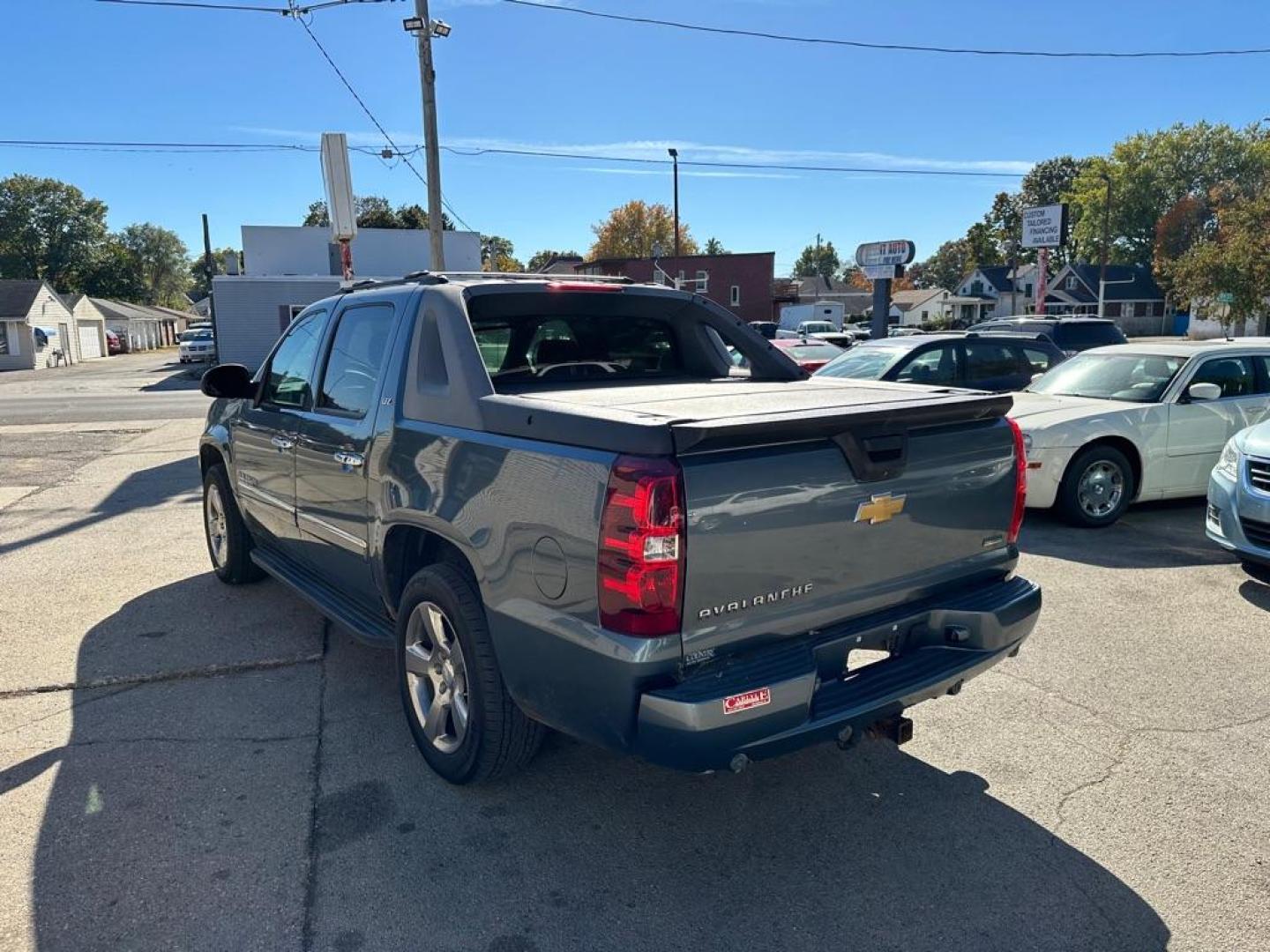 2011 BLUE CHEVROLET AVALANCHE LTZ (3GNTKGE36BG) with an 5.3L engine, Automatic transmission, located at 1708 Broadway, Rockford, IL, 61104, (815) 397-5010, 42.252522, -89.069359 - Photo#5