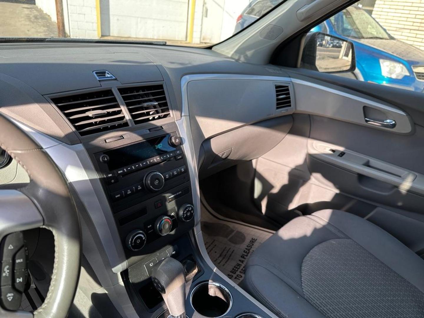 2011 SILVER CHEVROLET TRAVERSE LS (1GNKVFED5BJ) with an 3.6L engine, Automatic transmission, located at 1708 Broadway, Rockford, IL, 61104, (815) 397-5010, 42.252522, -89.069359 - Photo#10