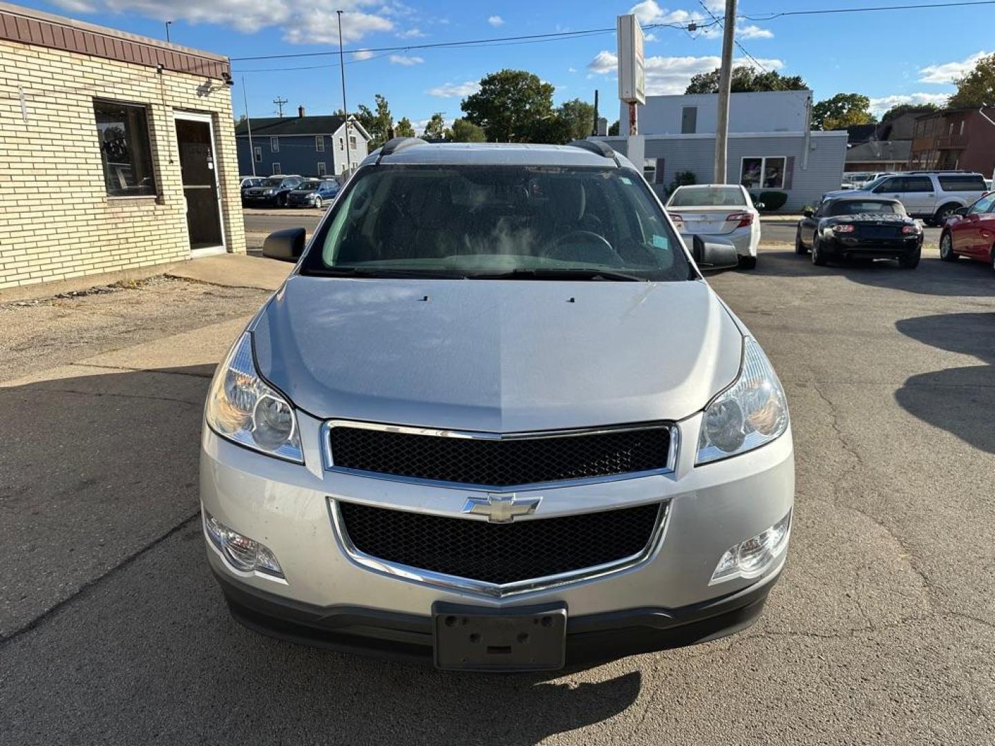 2011 SILVER CHEVROLET TRAVERSE LS (1GNKVFED5BJ) with an 3.6L engine, Automatic transmission, located at 1708 Broadway, Rockford, IL, 61104, (815) 397-5010, 42.252522, -89.069359 - Photo#1