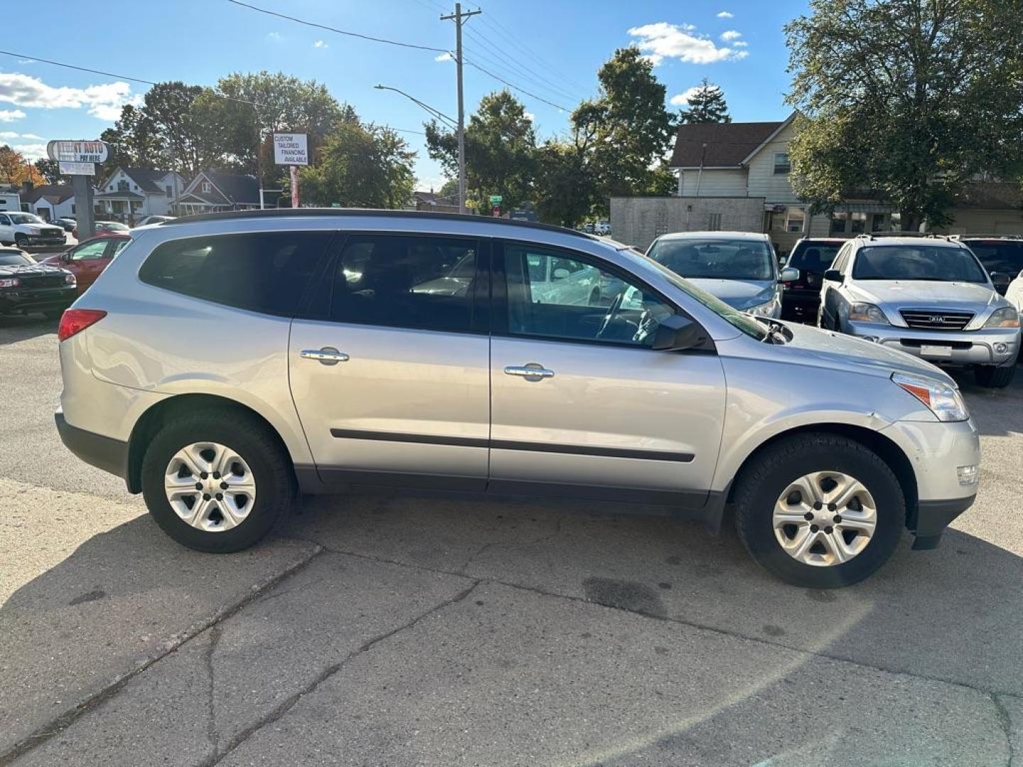 2011 SILVER CHEVROLET TRAVERSE LS (1GNKVFED5BJ) with an 3.6L engine, Automatic transmission, located at 1708 Broadway, Rockford, IL, 61104, (815) 397-5010, 42.252522, -89.069359 - Photo#3