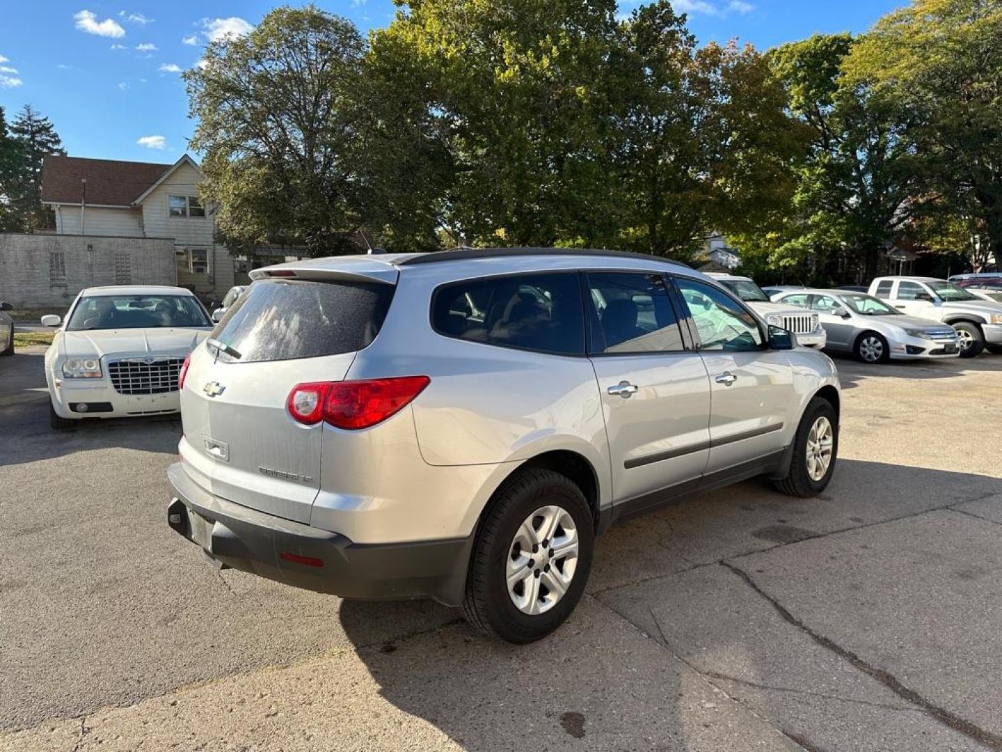 2011 SILVER CHEVROLET TRAVERSE LS (1GNKVFED5BJ) with an 3.6L engine, Automatic transmission, located at 1708 Broadway, Rockford, IL, 61104, (815) 397-5010, 42.252522, -89.069359 - Photo#4