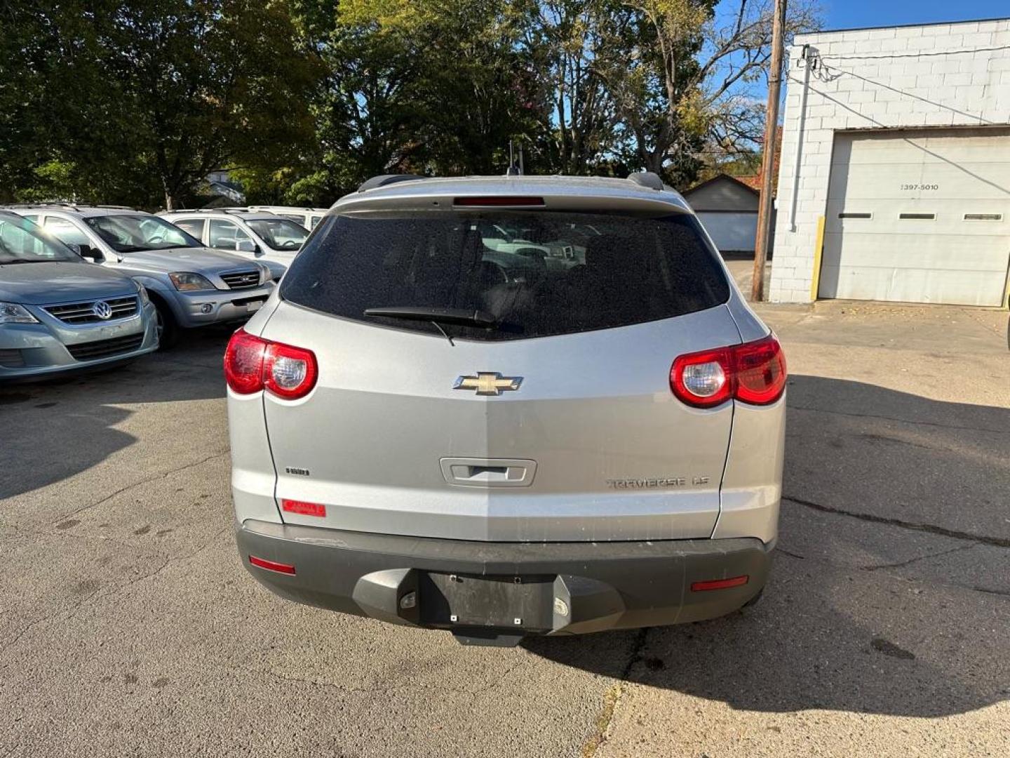 2011 SILVER CHEVROLET TRAVERSE LS (1GNKVFED5BJ) with an 3.6L engine, Automatic transmission, located at 1708 Broadway, Rockford, IL, 61104, (815) 397-5010, 42.252522, -89.069359 - Photo#5