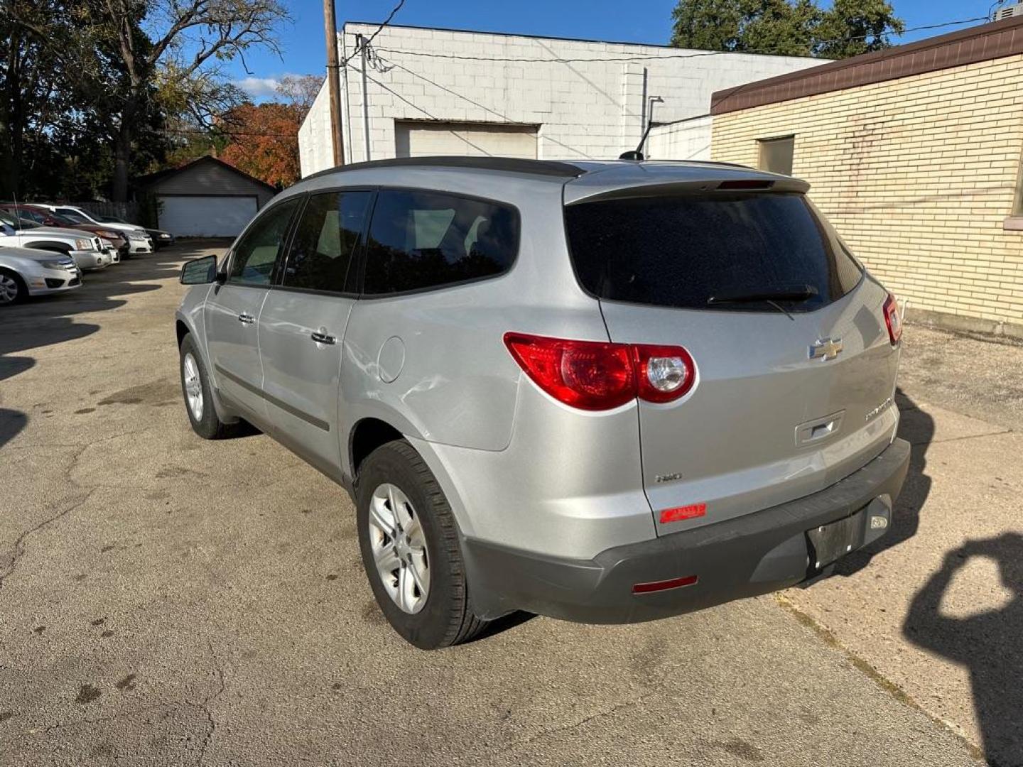 2011 SILVER CHEVROLET TRAVERSE LS (1GNKVFED5BJ) with an 3.6L engine, Automatic transmission, located at 1708 Broadway, Rockford, IL, 61104, (815) 397-5010, 42.252522, -89.069359 - Photo#6