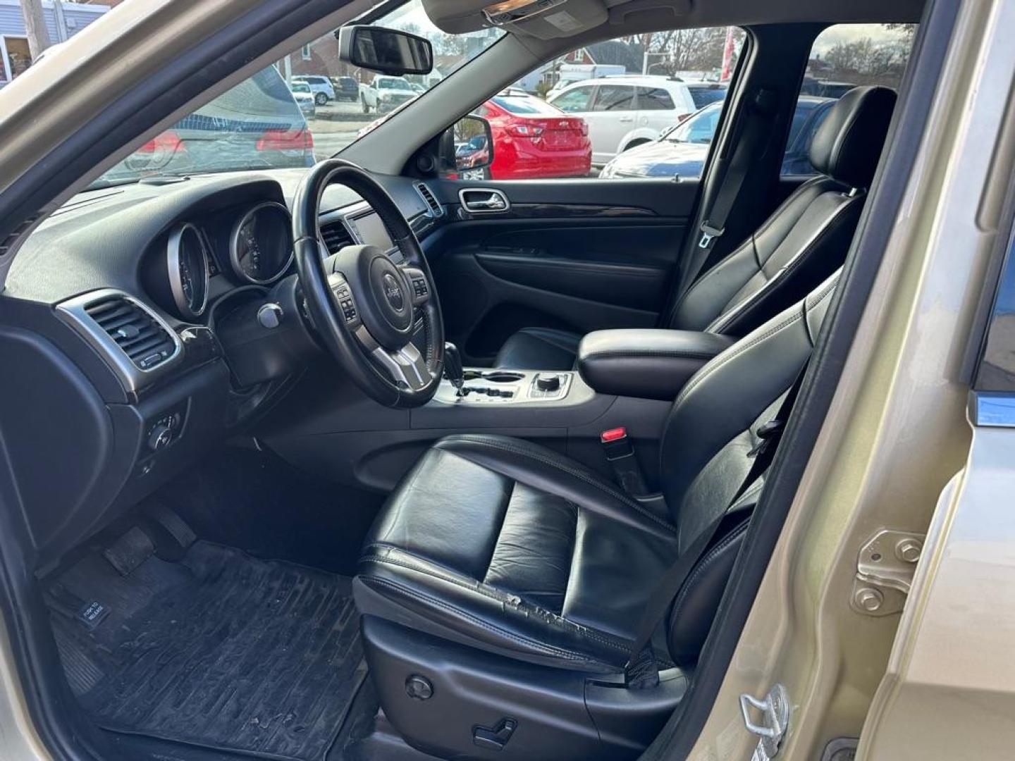 2011 GOLD JEEP GRAND CHEROKEE LAREDO (1J4RR4GG1BC) with an 3.6L engine, Automatic transmission, located at 1708 Broadway, Rockford, IL, 61104, (815) 397-5010, 42.252522, -89.069359 - Photo#7