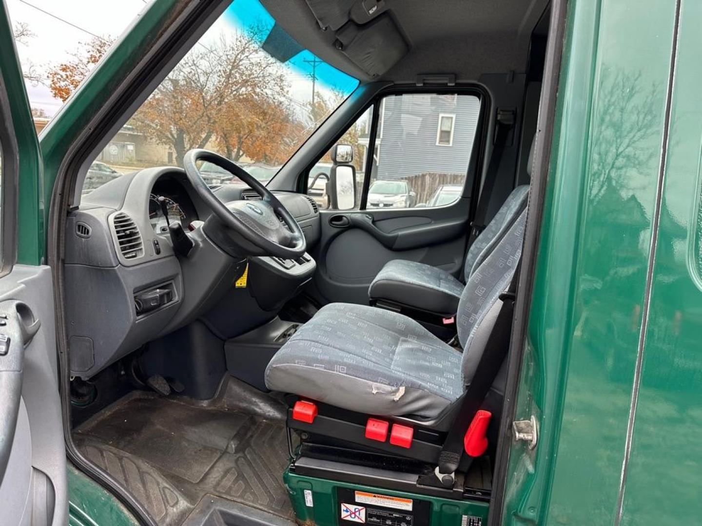 2004 GREEN DODGE 2500 SPRINTER (WD2PD643645) with an 2.7L engine, Automatic transmission, located at 1708 Broadway, Rockford, IL, 61104, (815) 397-5010, 42.252522, -89.069359 - Photo#8