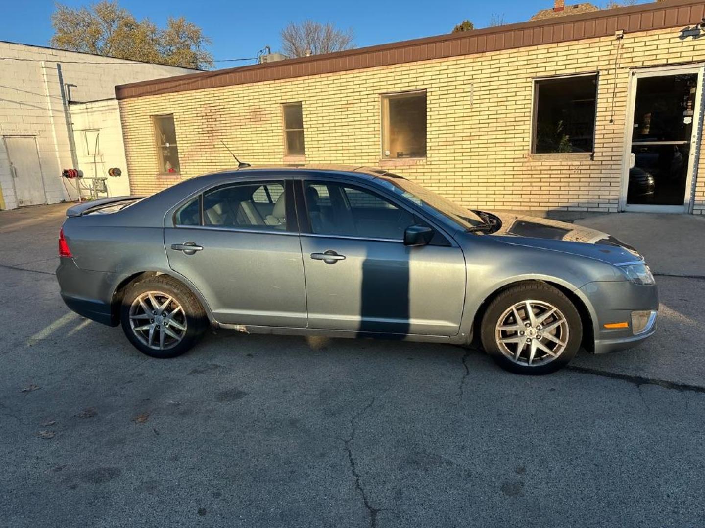 2011 BLUE FORD FUSION SEL (3FAHP0JA9BR) with an 2.5L engine, Automatic transmission, located at 1708 Broadway, Rockford, IL, 61104, (815) 397-5010, 42.252522, -89.069359 - Photo#3