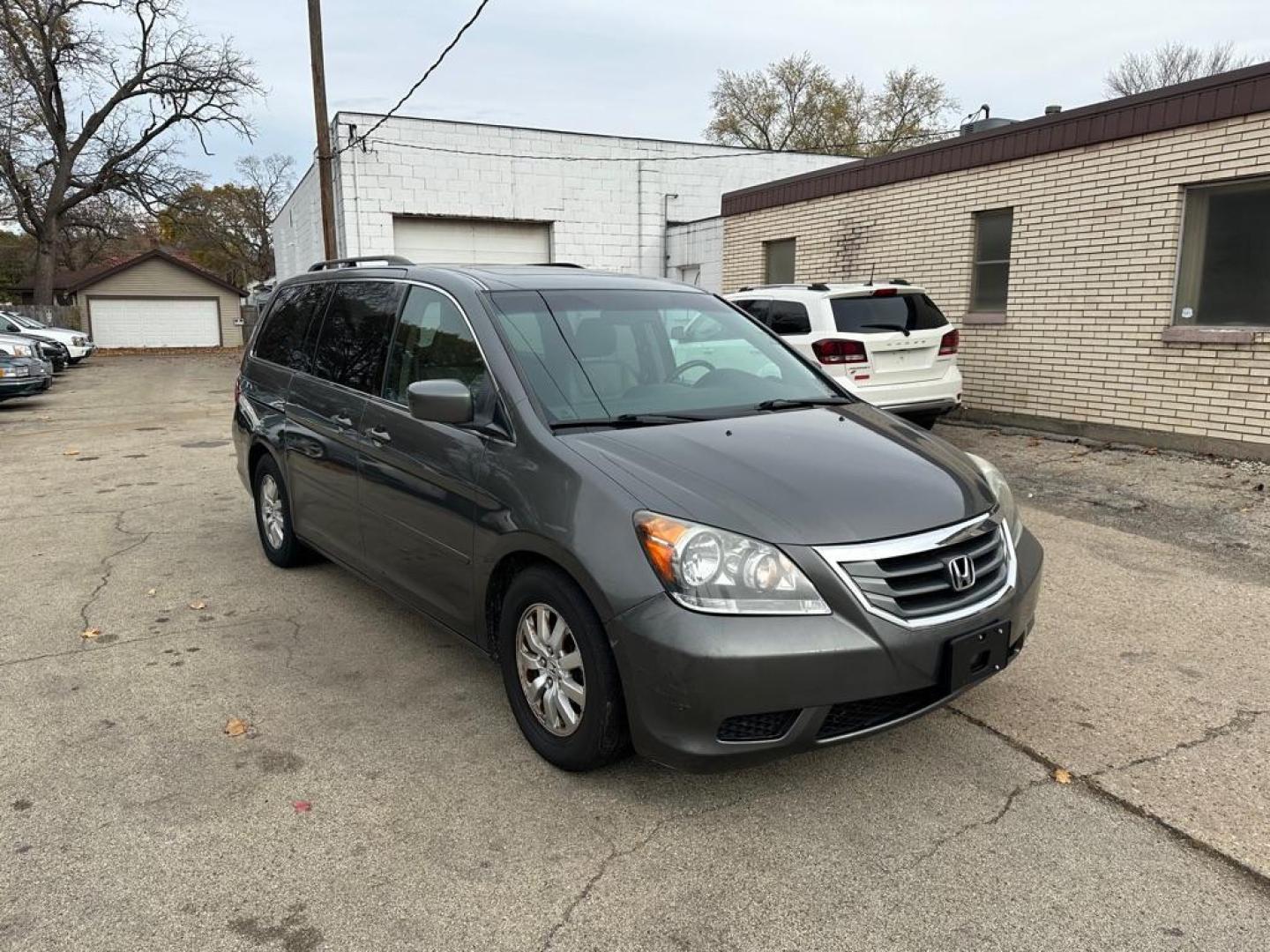 2008 GRAY HONDA ODYSSEY EXL (5FNRL38768B) with an 3.5L engine, Automatic transmission, located at 1708 Broadway, Rockford, IL, 61104, (815) 397-5010, 42.252522, -89.069359 - Photo#2