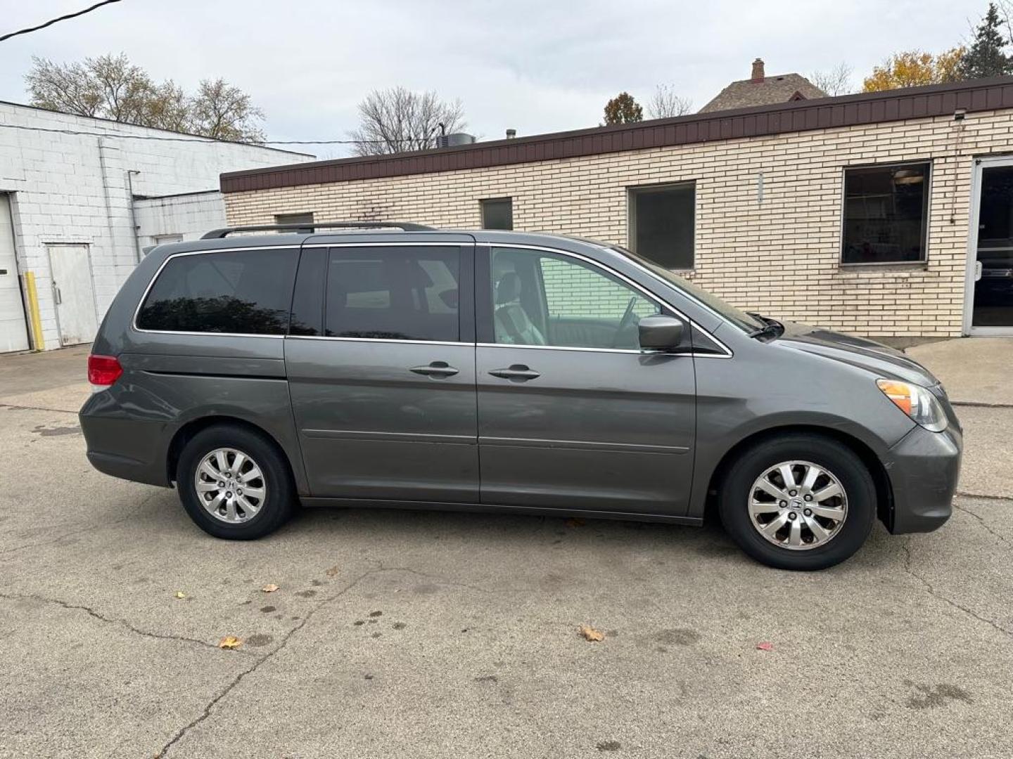 2008 GRAY HONDA ODYSSEY EXL (5FNRL38768B) with an 3.5L engine, Automatic transmission, located at 1708 Broadway, Rockford, IL, 61104, (815) 397-5010, 42.252522, -89.069359 - Photo#3