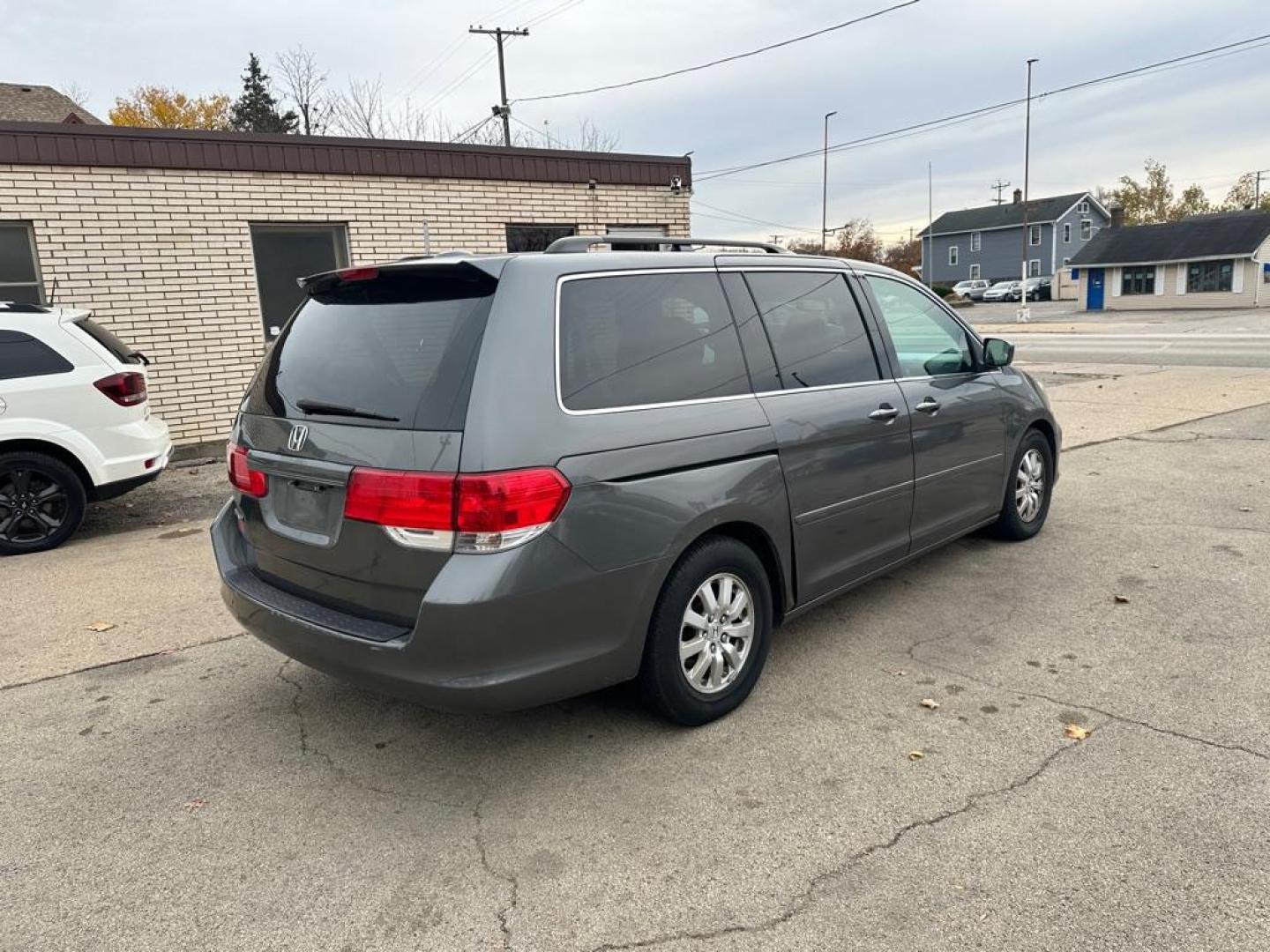 2008 GRAY HONDA ODYSSEY EXL (5FNRL38768B) with an 3.5L engine, Automatic transmission, located at 1708 Broadway, Rockford, IL, 61104, (815) 397-5010, 42.252522, -89.069359 - Photo#4