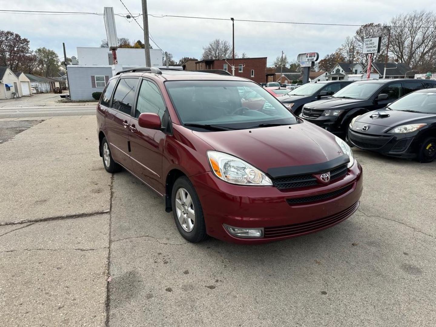 2004 RED TOYOTA SIENNA XLE (5TDZA22C84S) with an 3.3L engine, Automatic transmission, located at 1708 Broadway, Rockford, IL, 61104, (815) 397-5010, 42.252522, -89.069359 - Photo#0