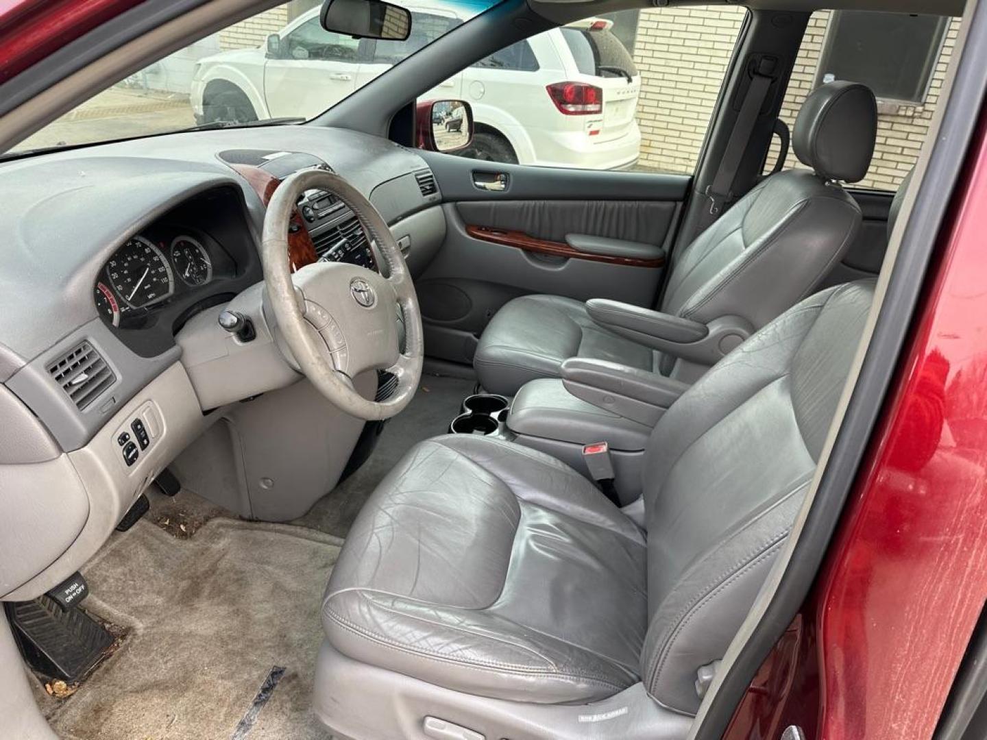 2004 RED TOYOTA SIENNA XLE (5TDZA22C84S) with an 3.3L engine, Automatic transmission, located at 1708 Broadway, Rockford, IL, 61104, (815) 397-5010, 42.252522, -89.069359 - Photo#10