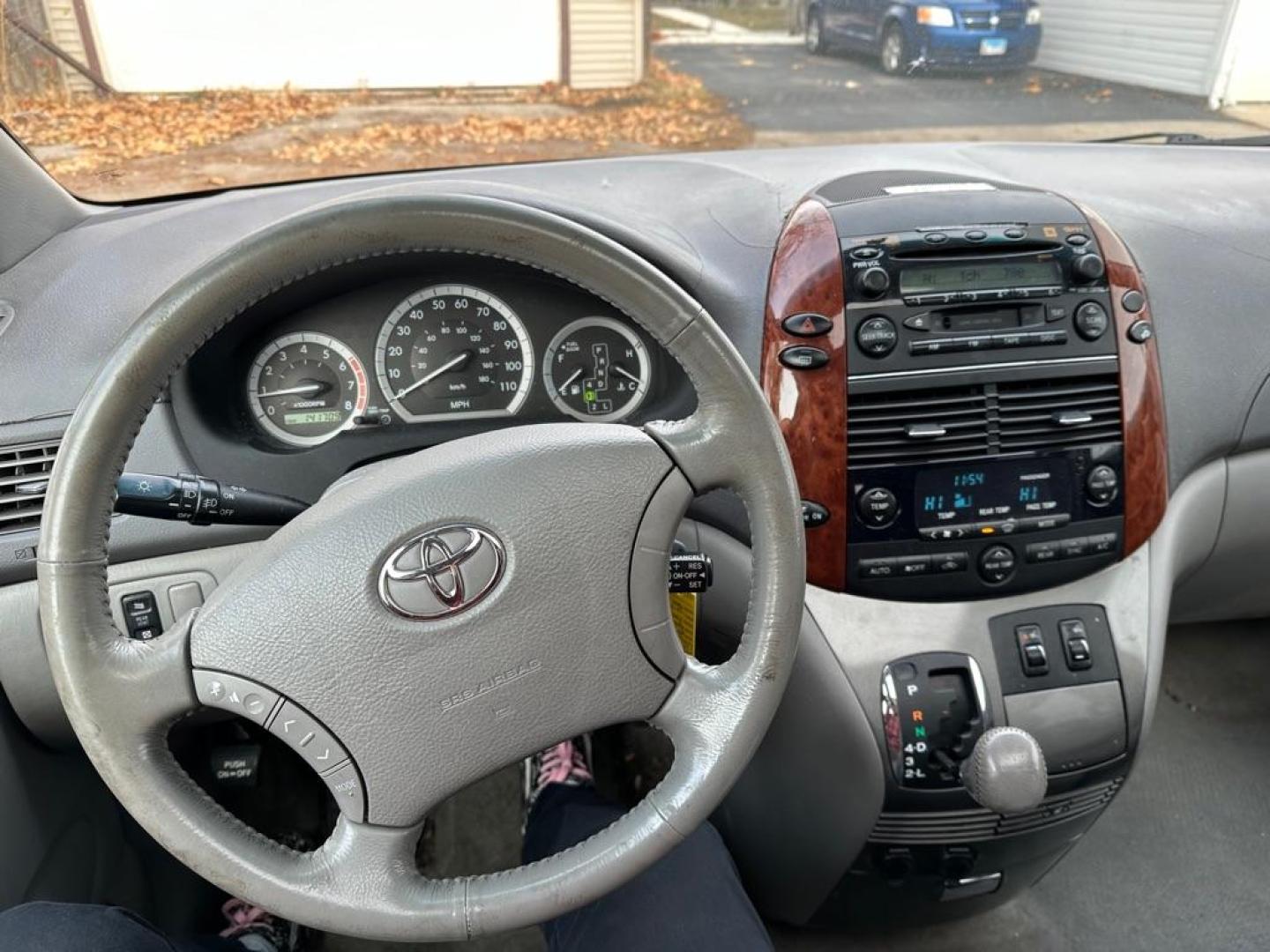 2004 RED TOYOTA SIENNA XLE (5TDZA22C84S) with an 3.3L engine, Automatic transmission, located at 1708 Broadway, Rockford, IL, 61104, (815) 397-5010, 42.252522, -89.069359 - Photo#12