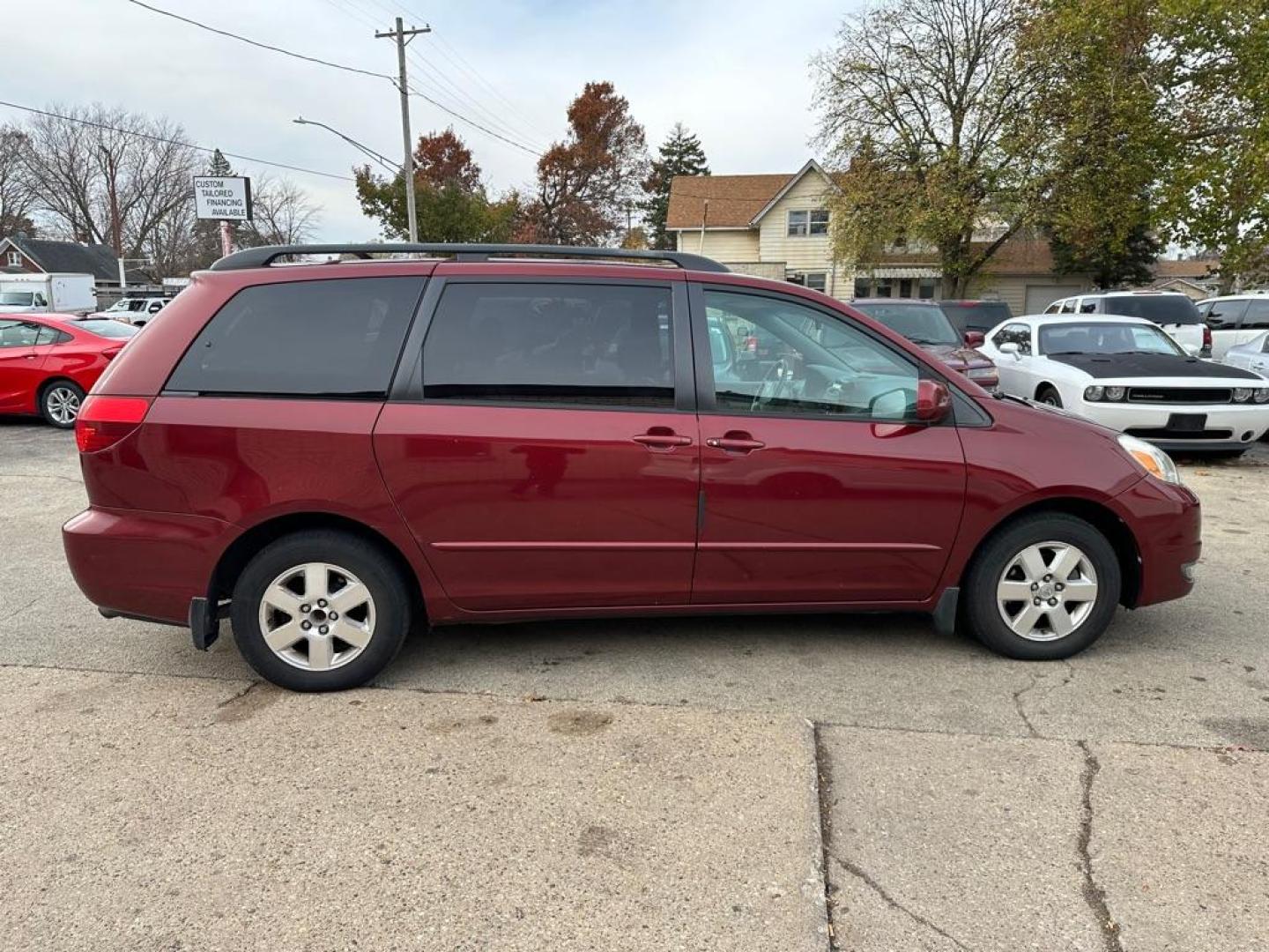 2004 RED TOYOTA SIENNA XLE (5TDZA22C84S) with an 3.3L engine, Automatic transmission, located at 1708 Broadway, Rockford, IL, 61104, (815) 397-5010, 42.252522, -89.069359 - Photo#1