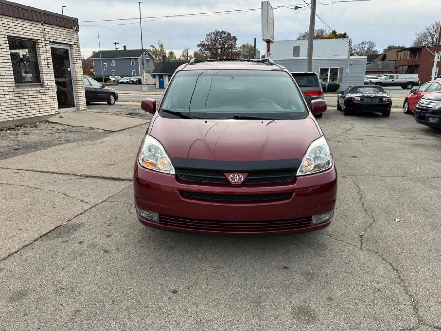 2004 RED TOYOTA SIENNA XLE (5TDZA22C84S) with an 3.3L engine, Automatic transmission, located at 1708 Broadway, Rockford, IL, 61104, (815) 397-5010, 42.252522, -89.069359 - Photo#5