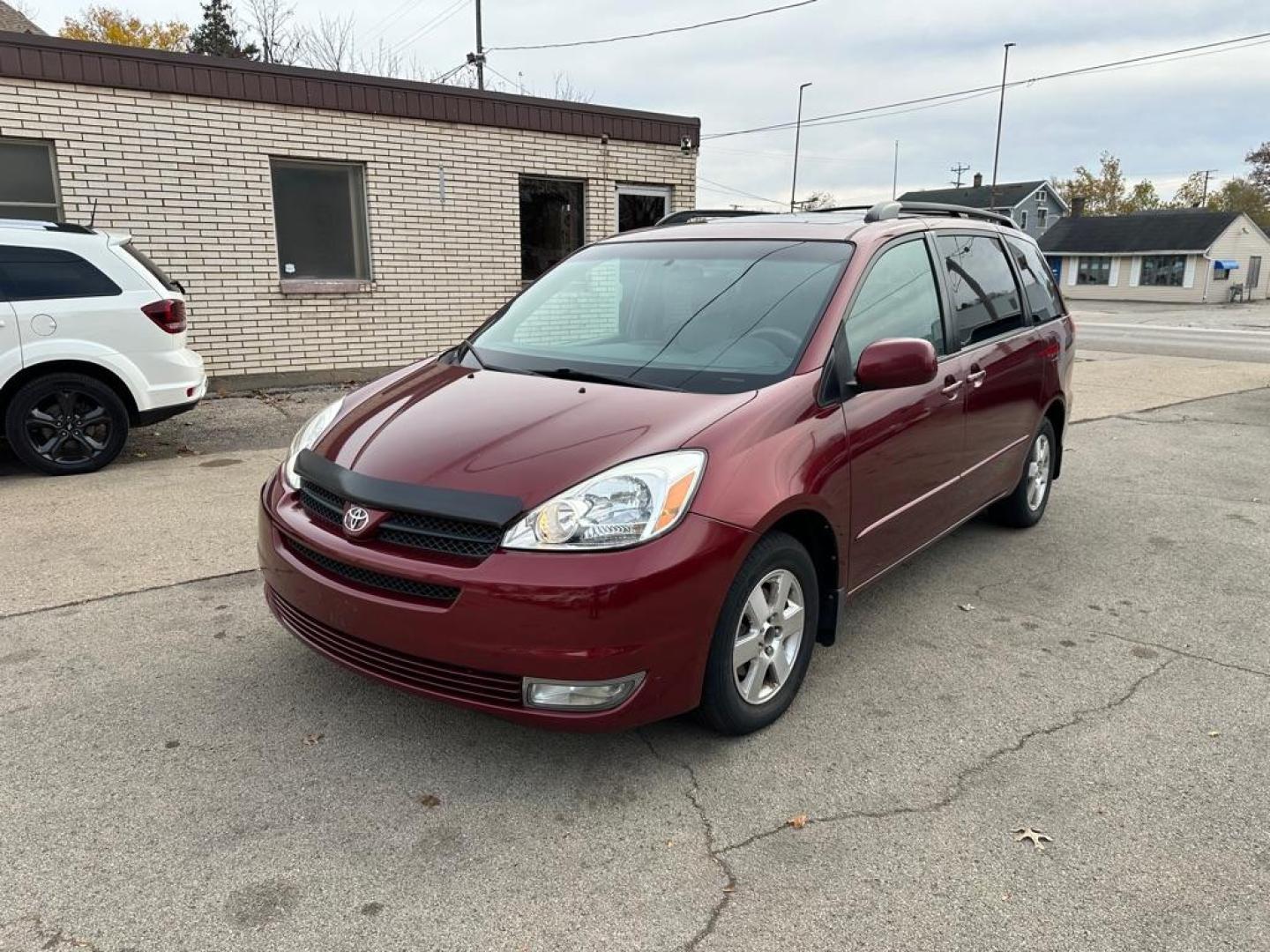 2004 RED TOYOTA SIENNA XLE (5TDZA22C84S) with an 3.3L engine, Automatic transmission, located at 1708 Broadway, Rockford, IL, 61104, (815) 397-5010, 42.252522, -89.069359 - Photo#6