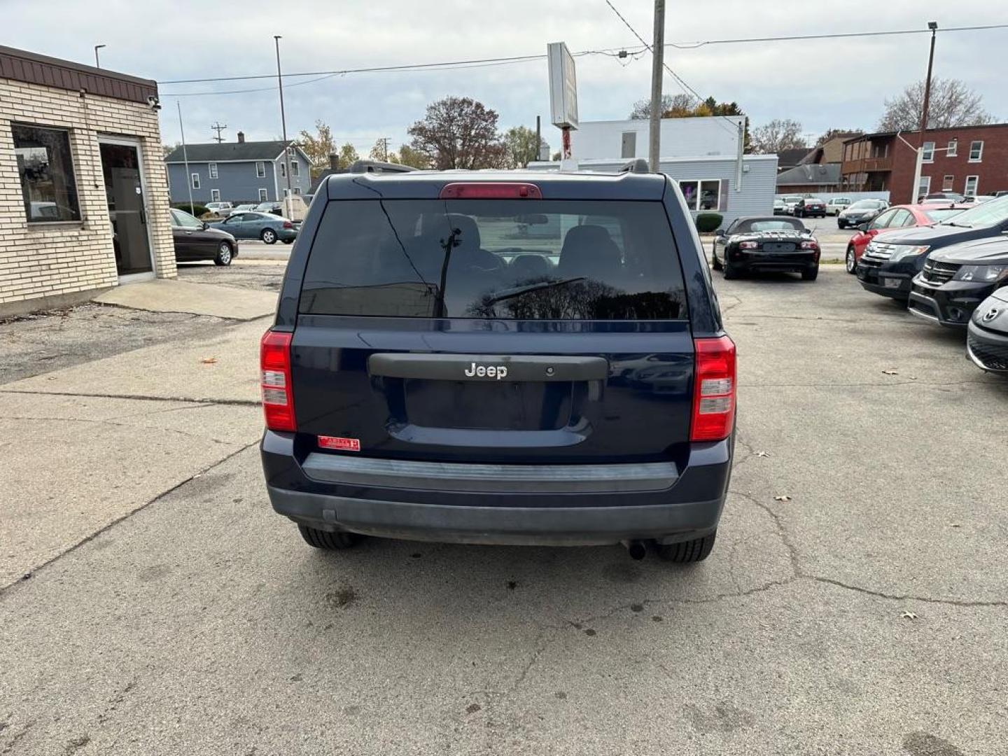 2014 BLUE JEEP PATRIOT SPORT (1C4NJPBB6ED) with an 2.4L engine, Continuously Variable transmission, located at 1708 Broadway, Rockford, IL, 61104, (815) 397-5010, 42.252522, -89.069359 - Photo#5