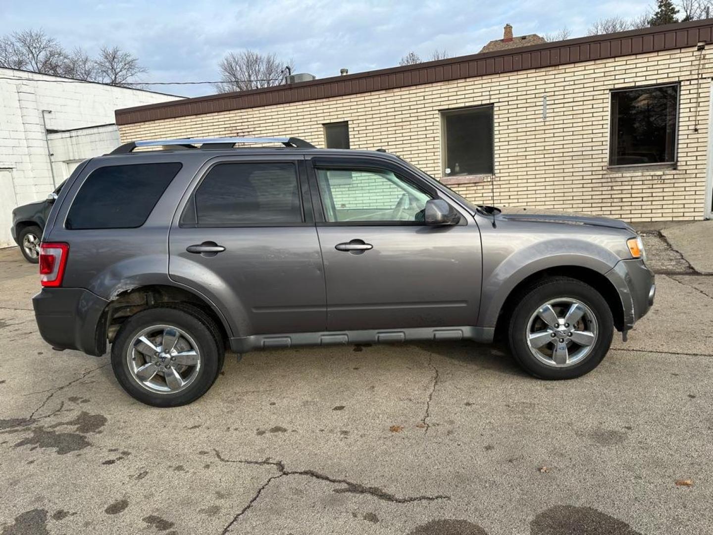 2010 GRAY FORD ESCAPE LIMITED (1FMCU0EG3AK) with an 3.0L engine, Automatic transmission, located at 1708 Broadway, Rockford, IL, 61104, (815) 397-5010, 42.252522, -89.069359 - Photo#3