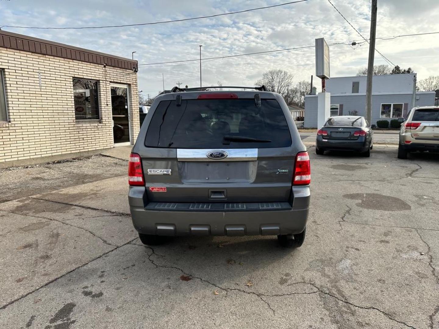 2010 GRAY FORD ESCAPE LIMITED (1FMCU0EG3AK) with an 3.0L engine, Automatic transmission, located at 1708 Broadway, Rockford, IL, 61104, (815) 397-5010, 42.252522, -89.069359 - Photo#5