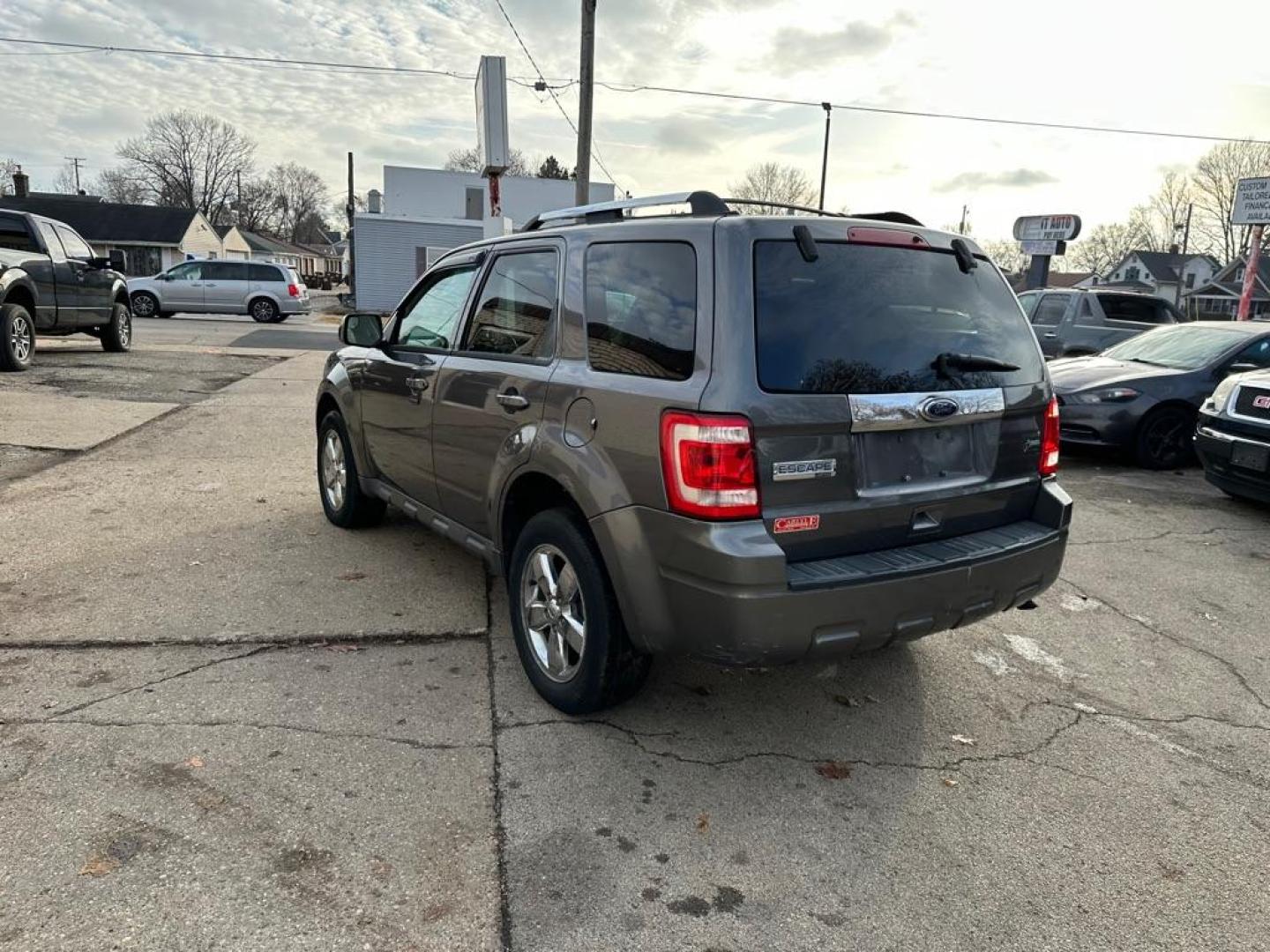 2010 GRAY FORD ESCAPE LIMITED (1FMCU0EG3AK) with an 3.0L engine, Automatic transmission, located at 1708 Broadway, Rockford, IL, 61104, (815) 397-5010, 42.252522, -89.069359 - Photo#6