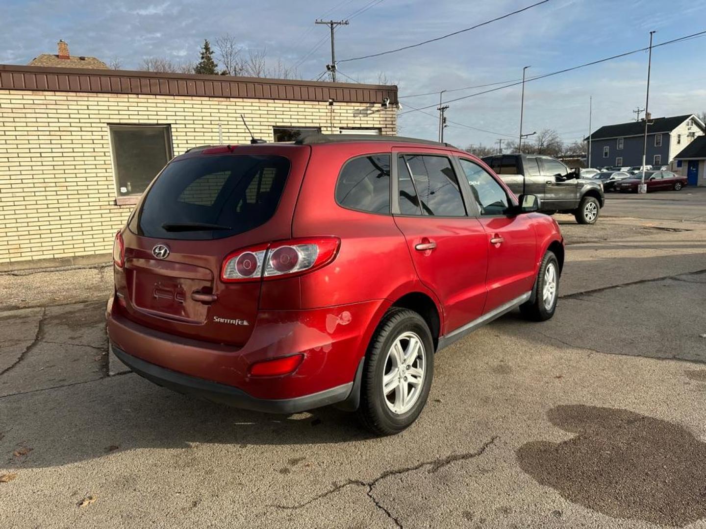 2010 RED HYUNDAI SANTA FE GLS (5NMSG3AB3AH) with an 2.4L engine, Automatic transmission, located at 1708 Broadway, Rockford, IL, 61104, (815) 397-5010, 42.252522, -89.069359 - Photo#4