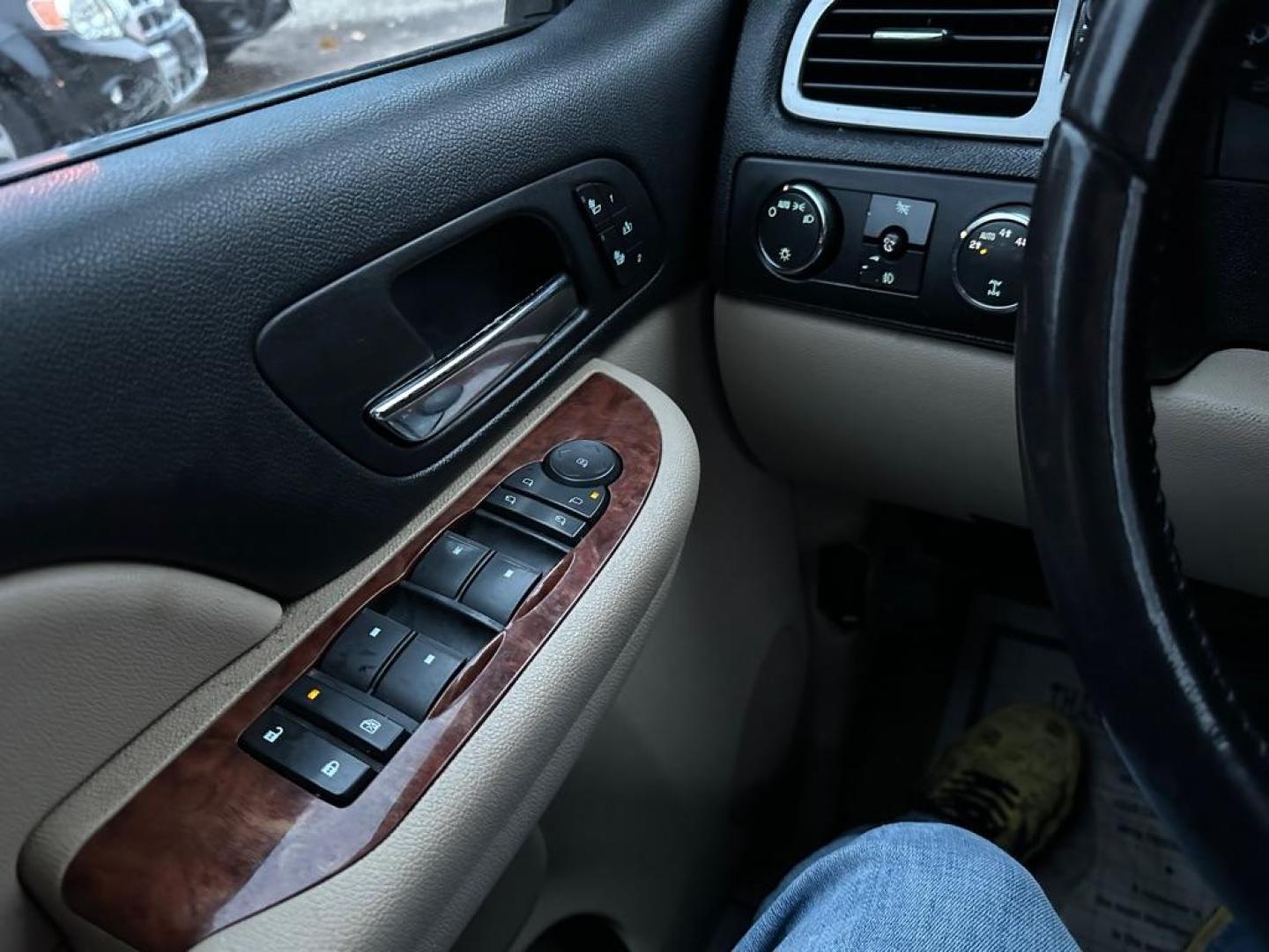 2007 BLUE CHEVROLET SUBURBAN 1500 (1GNFK163X7J) with an 5.3L engine, Automatic transmission, located at 1708 Broadway, Rockford, IL, 61104, (815) 397-5010, 42.252522, -89.069359 - Photo#11