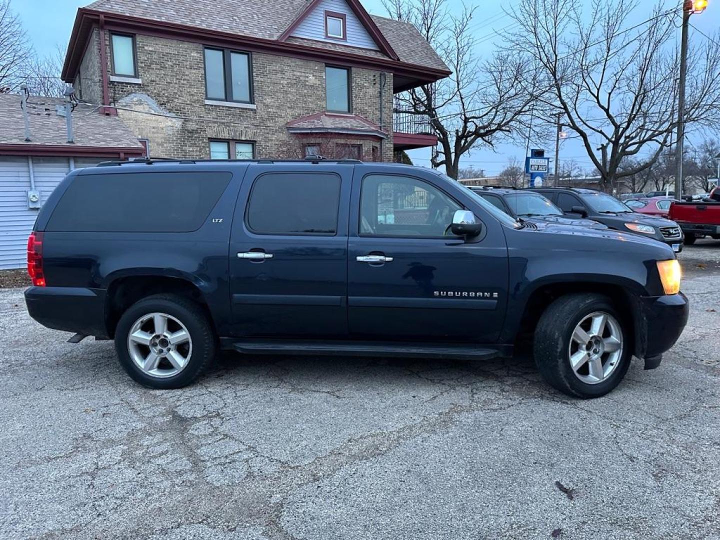 2007 BLUE CHEVROLET SUBURBAN 1500 (1GNFK163X7J) with an 5.3L engine, Automatic transmission, located at 1708 Broadway, Rockford, IL, 61104, (815) 397-5010, 42.252522, -89.069359 - Photo#3