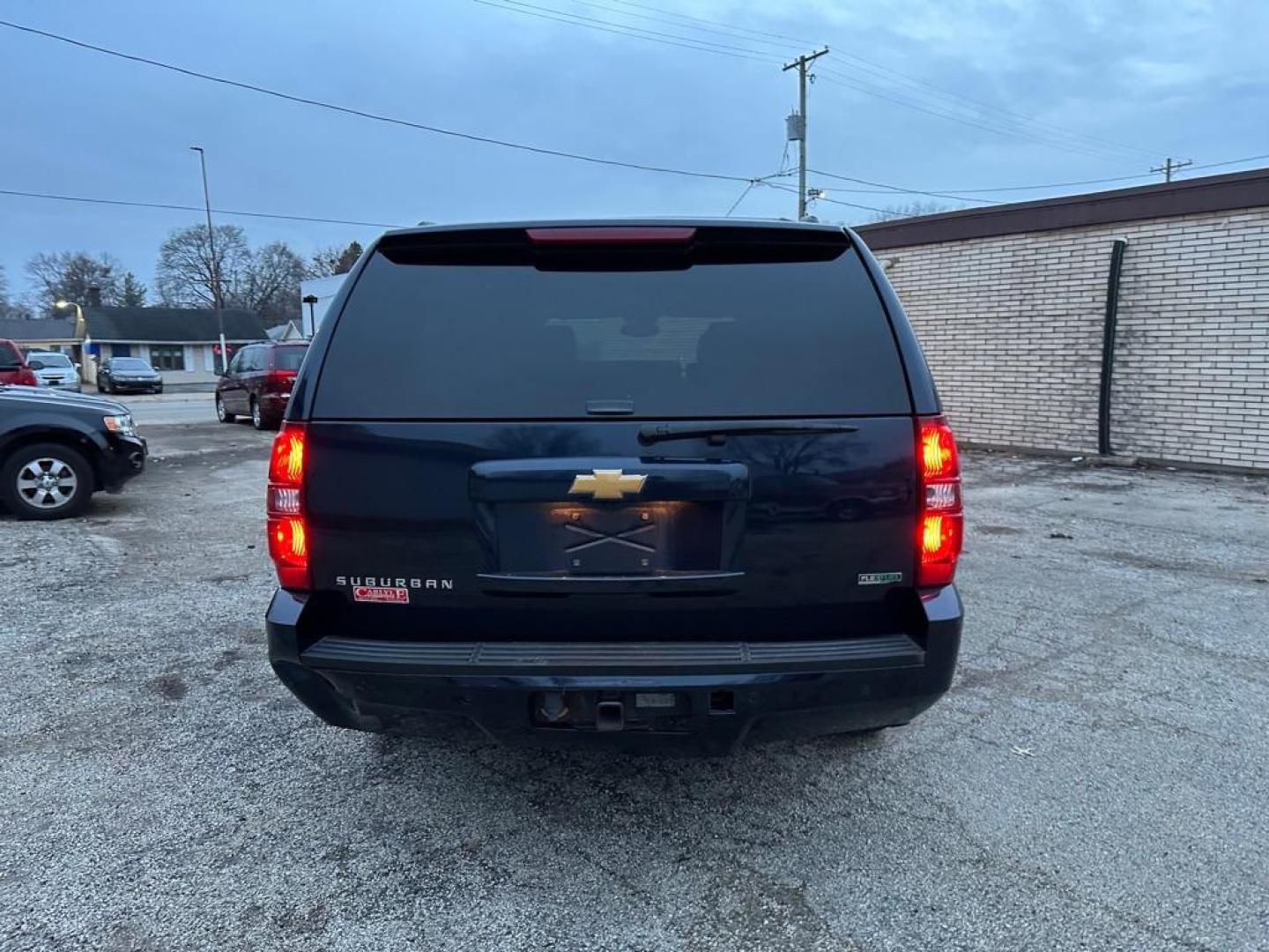 2007 BLUE CHEVROLET SUBURBAN 1500 (1GNFK163X7J) with an 5.3L engine, Automatic transmission, located at 1708 Broadway, Rockford, IL, 61104, (815) 397-5010, 42.252522, -89.069359 - Photo#5