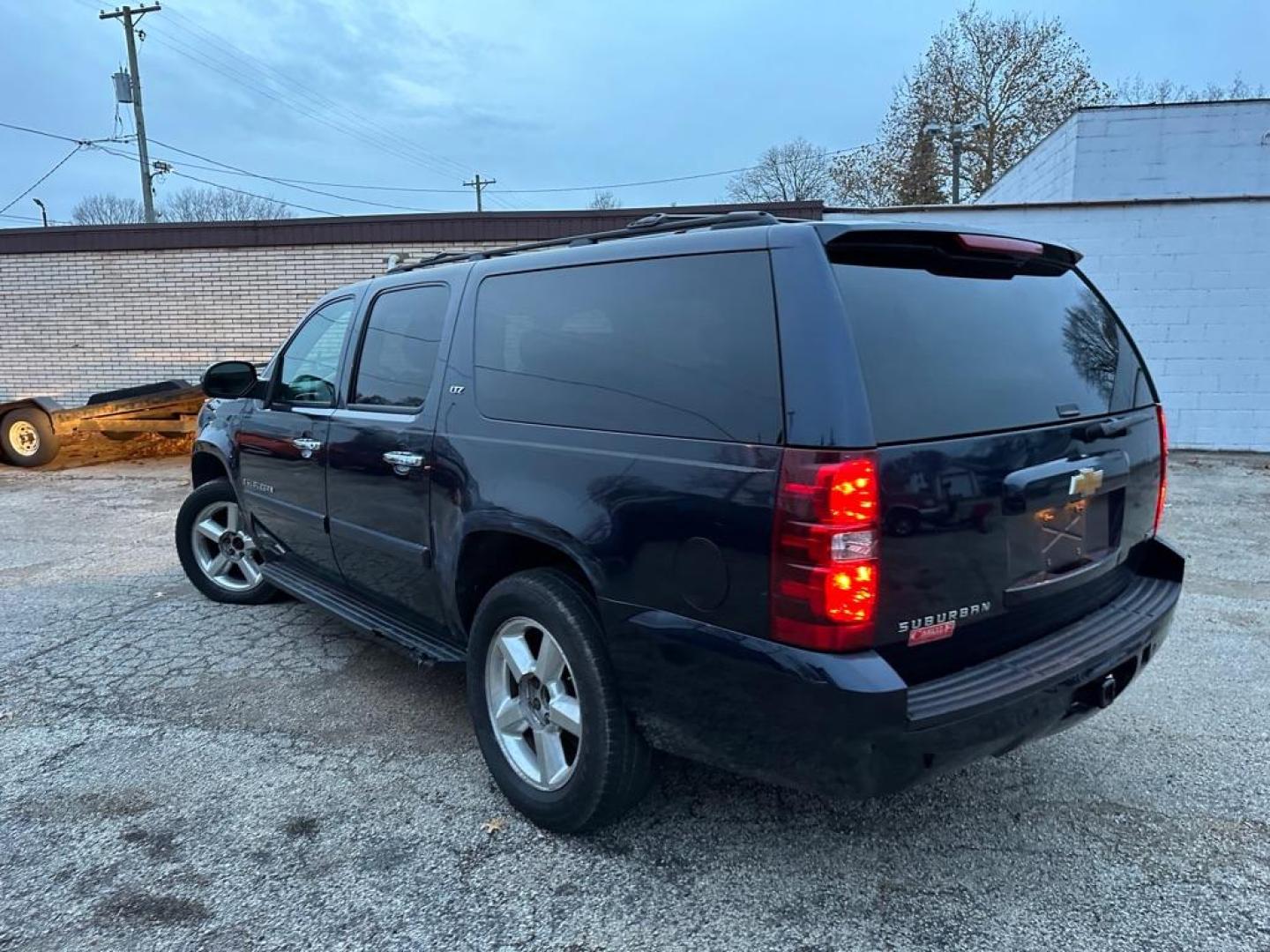 2007 BLUE CHEVROLET SUBURBAN 1500 (1GNFK163X7J) with an 5.3L engine, Automatic transmission, located at 1708 Broadway, Rockford, IL, 61104, (815) 397-5010, 42.252522, -89.069359 - Photo#6