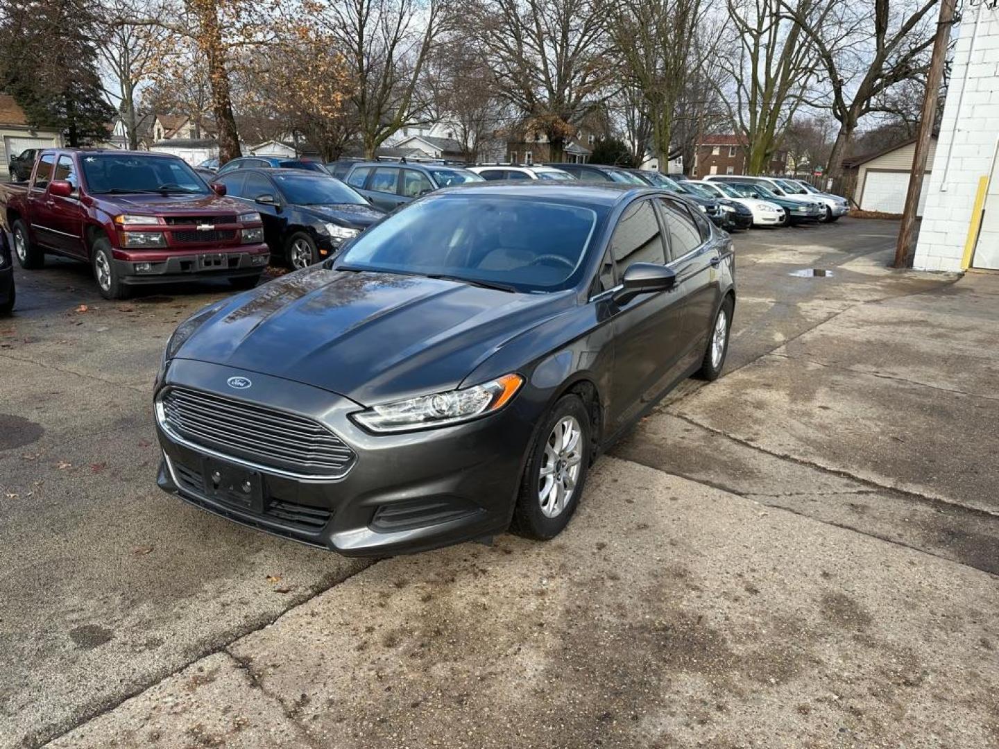 2015 GRAY FORD FUSION S (3FA6P0G75FR) with an 2.5L engine, Automatic transmission, located at 1708 Broadway, Rockford, IL, 61104, (815) 397-5010, 42.252522, -89.069359 - Photo#0