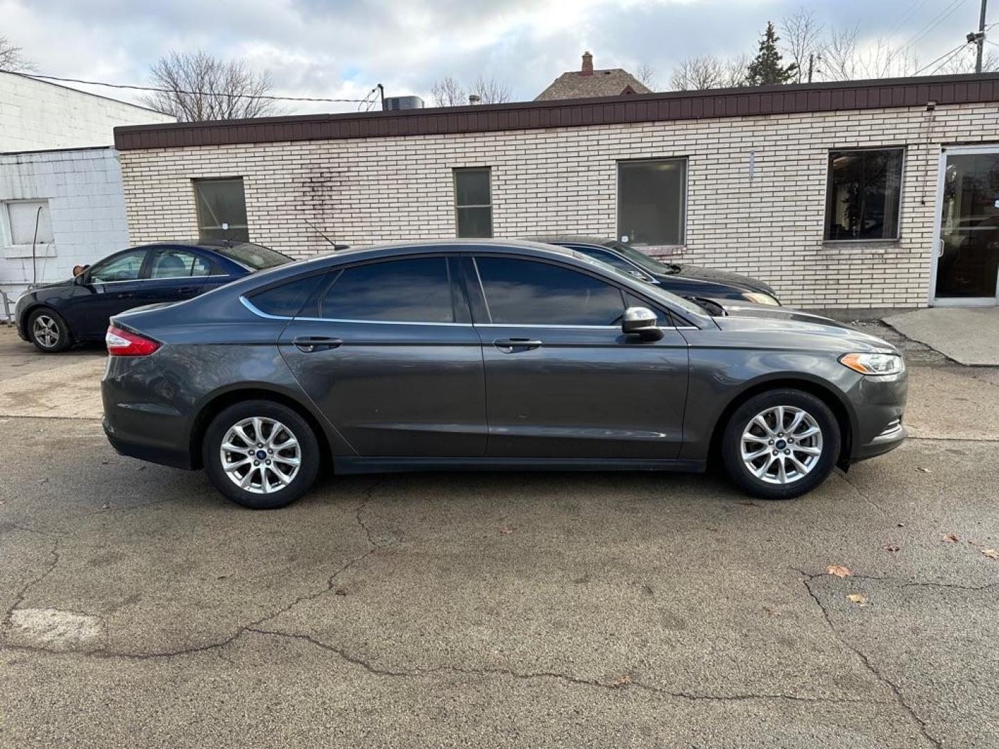 2015 GRAY FORD FUSION S (3FA6P0G75FR) with an 2.5L engine, Automatic transmission, located at 1708 Broadway, Rockford, IL, 61104, (815) 397-5010, 42.252522, -89.069359 - Photo#3